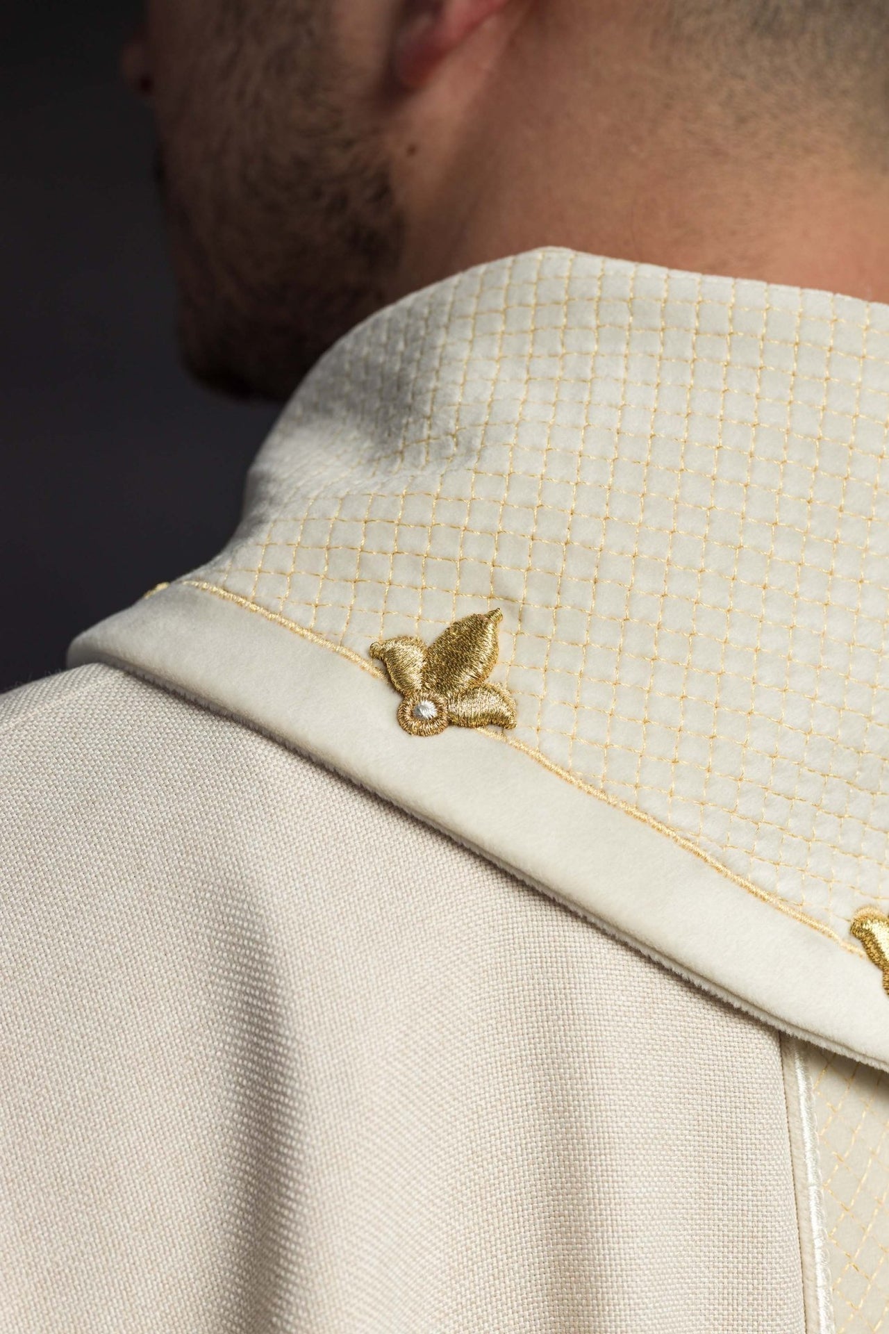 Ornat haftowany na aksamicie z symbolem Krzyż Ecru