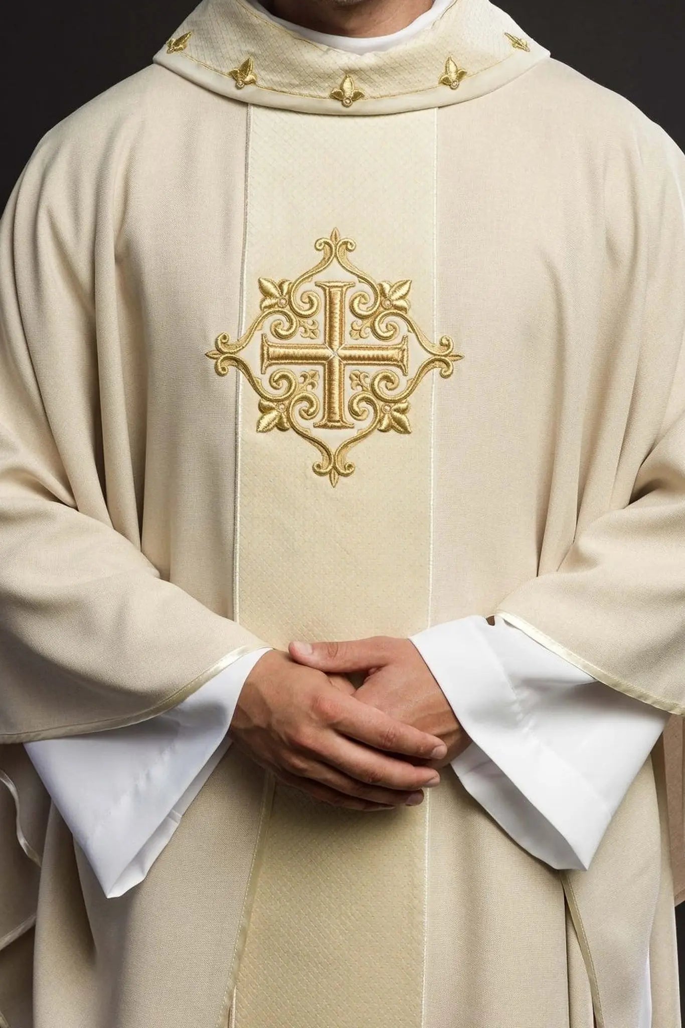 Chasuble brodée sur velours avec symbole Croix Écru
