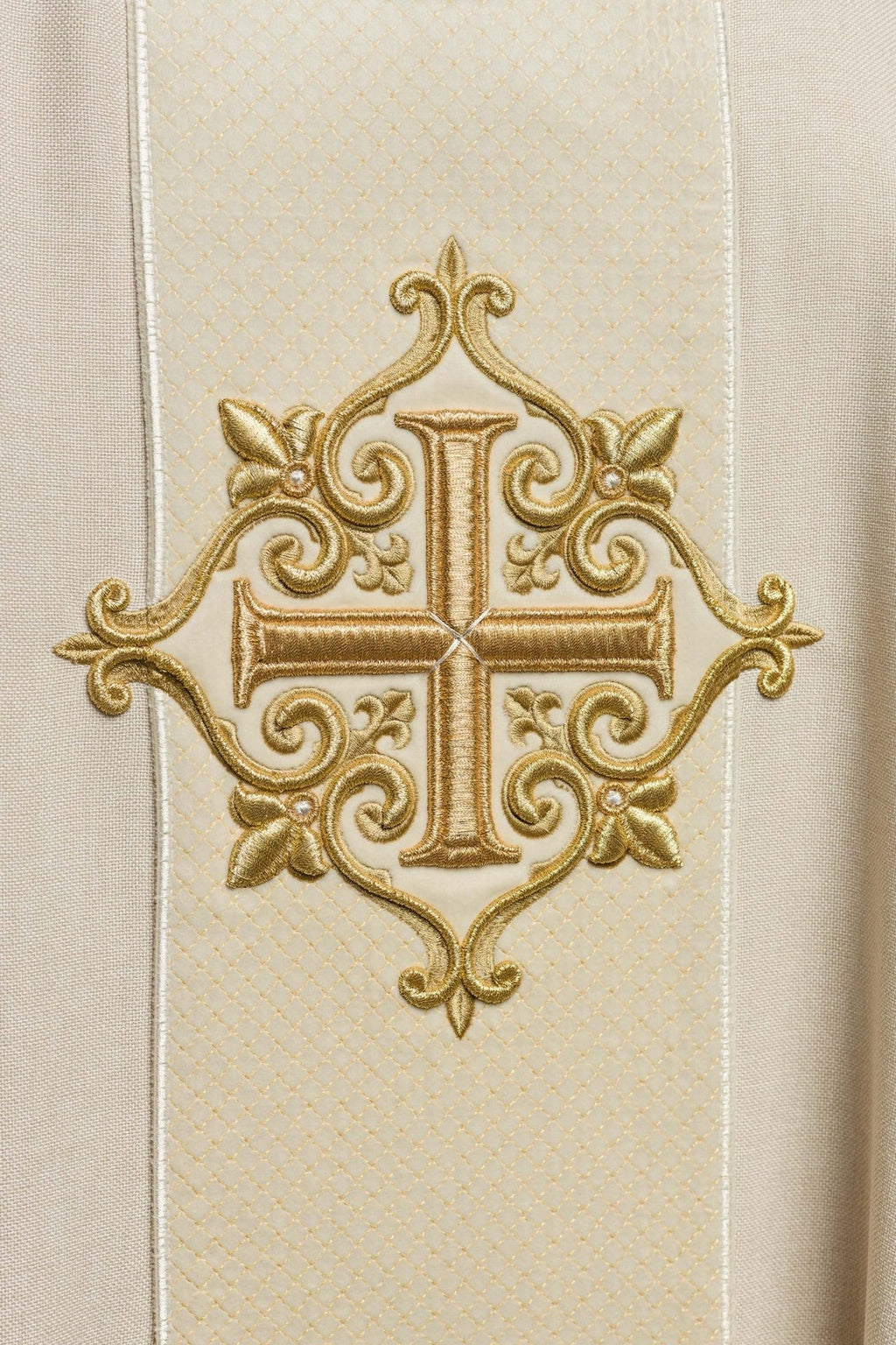Ornat haftowany na aksamicie z symbolem Krzyż Ecru