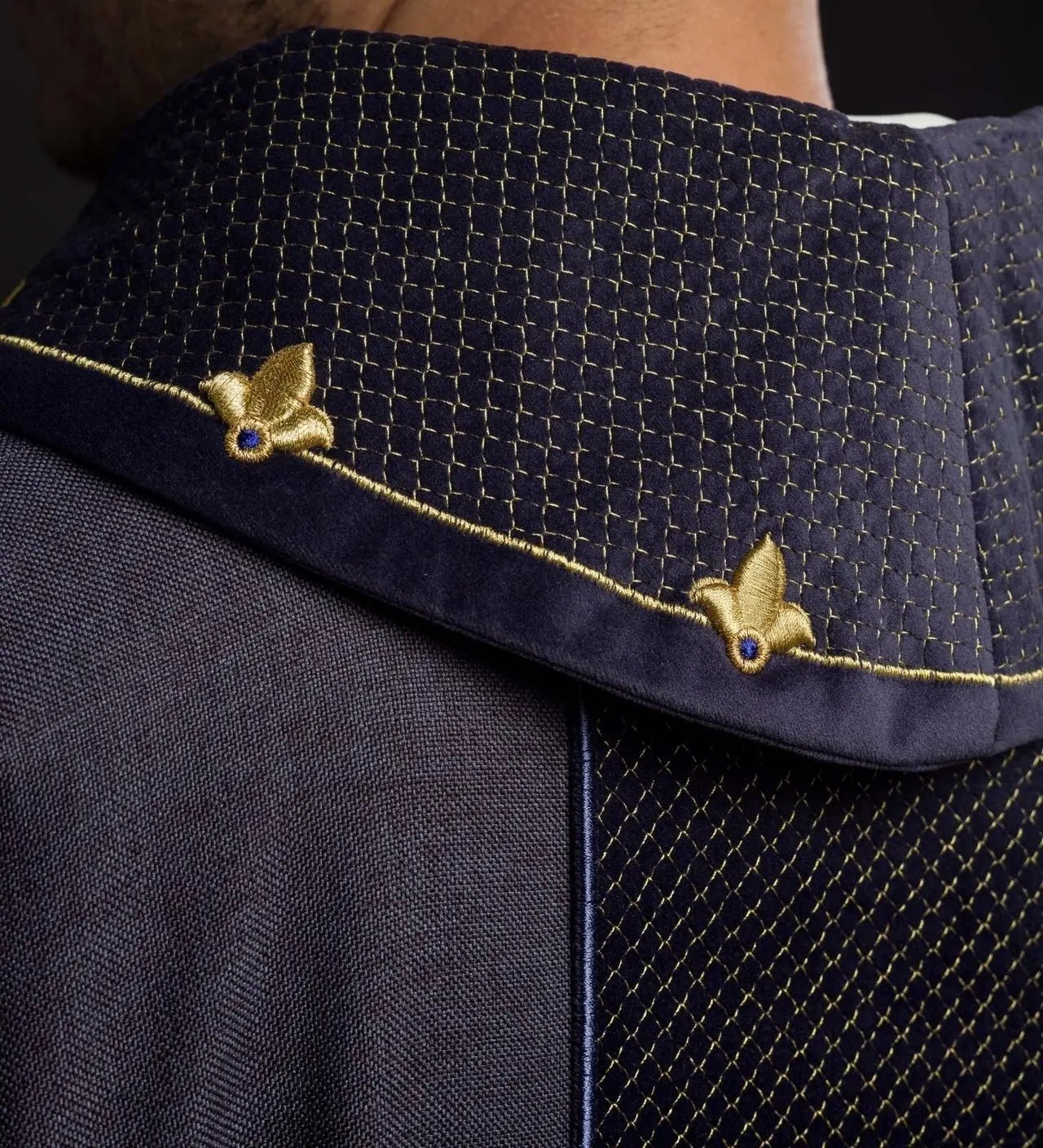 Chasuble brodée sur velours avec le symbole de la Croix Pourpre