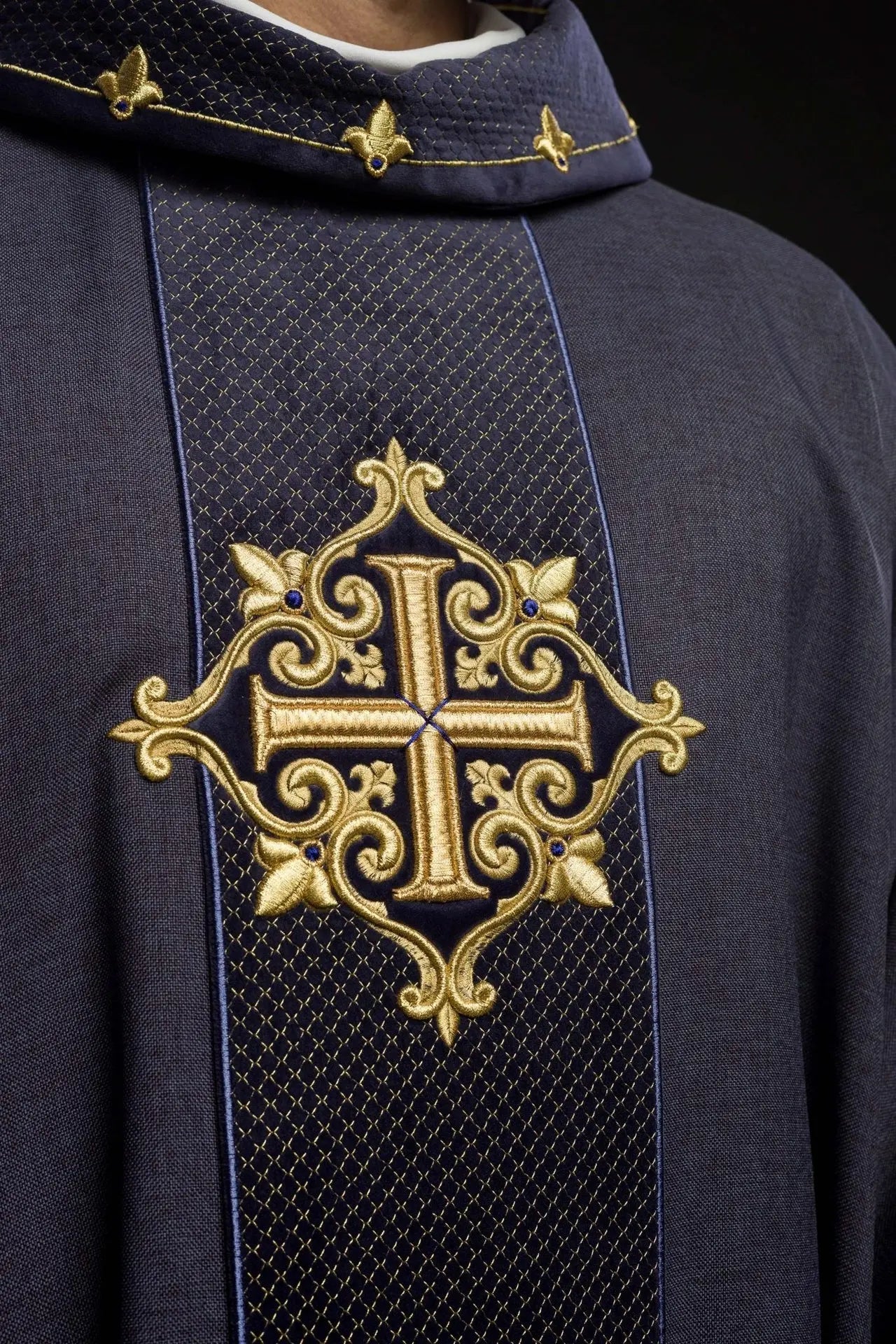 Chasuble brodée sur velours avec le symbole de la Croix Pourpre