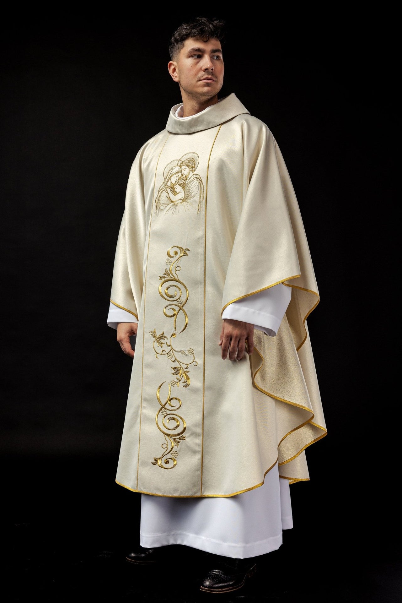 Ornat haftowany na Boże Narodzenie z wizerunkiem Świętej Rodziny