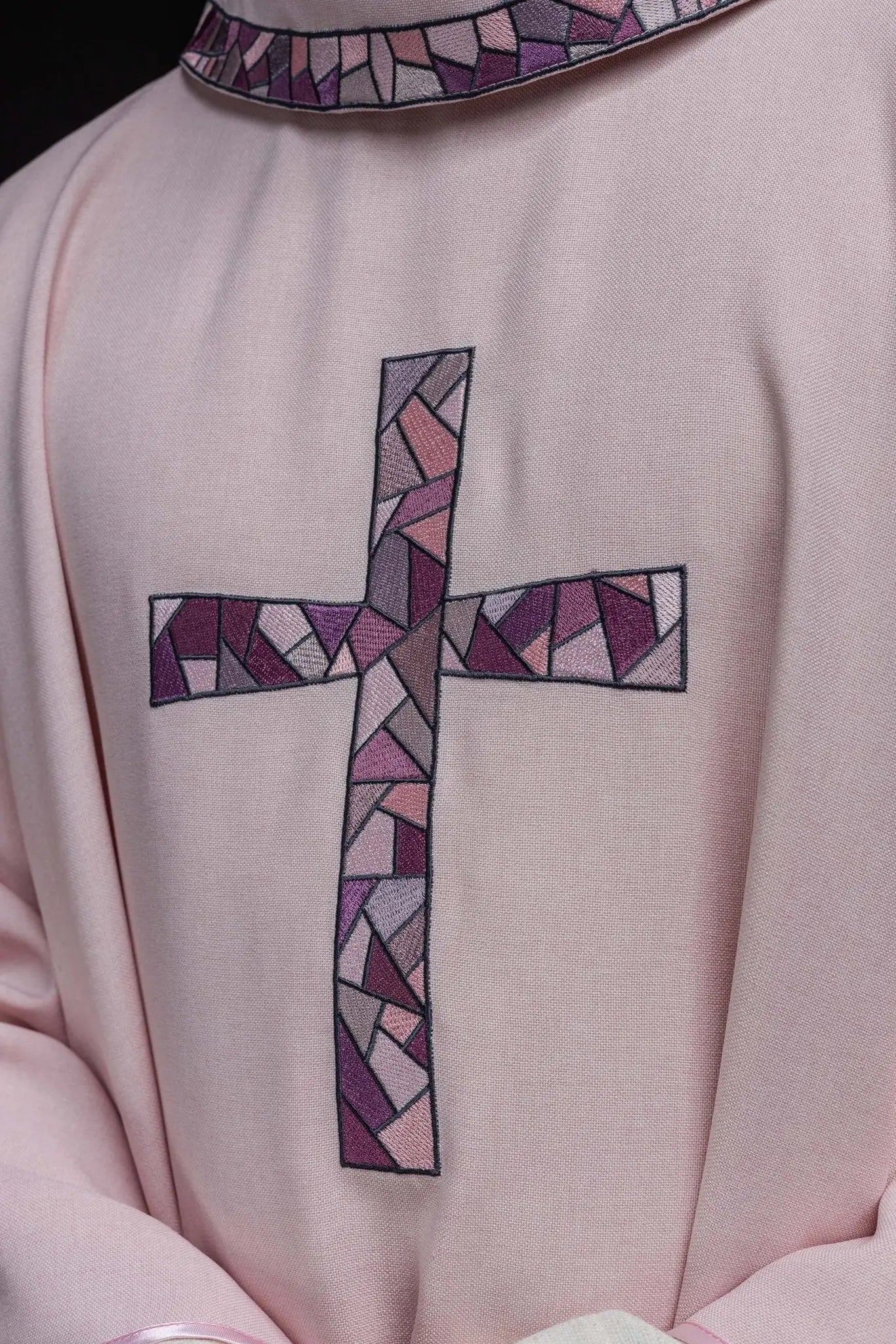 Chasuble brodée de la croix Rose