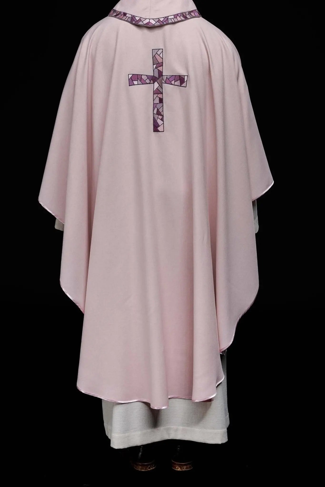 Chasuble brodée de la croix Rose