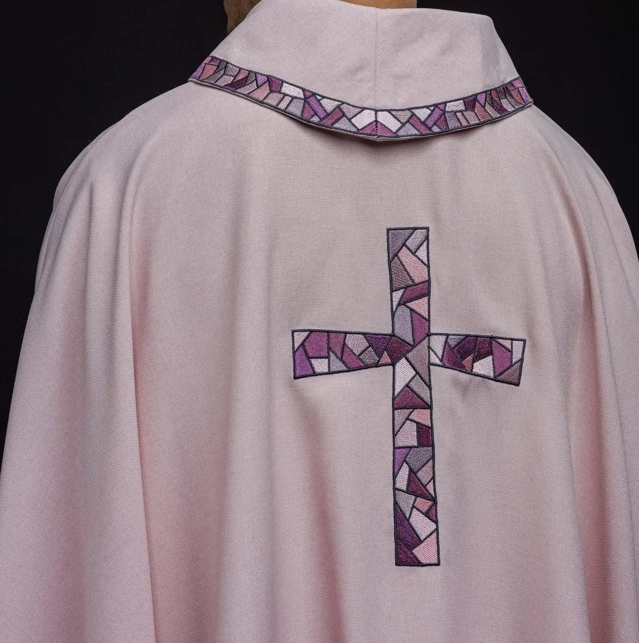 Chasuble brodée de la croix Rose