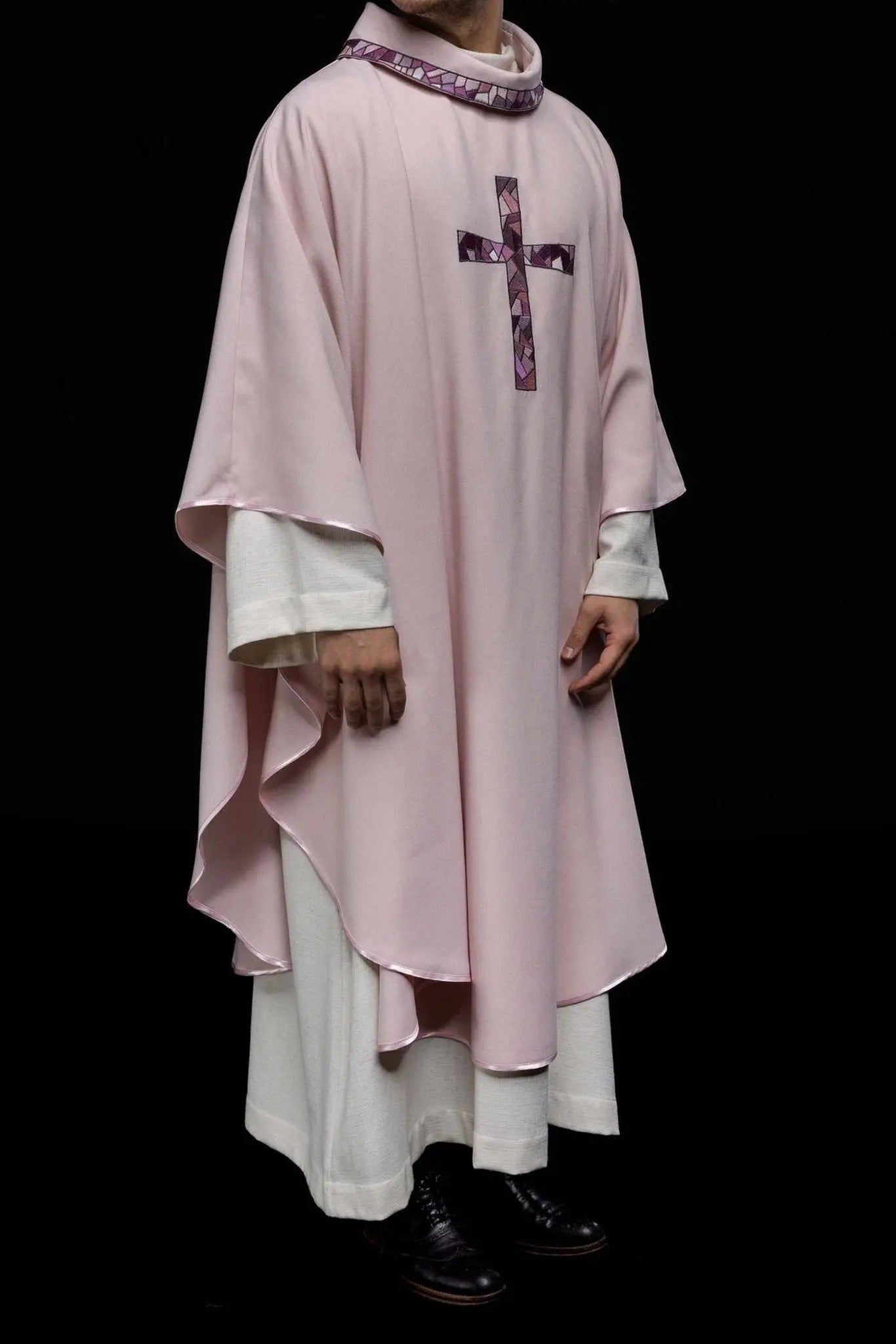 Chasuble brodée de la croix Rose