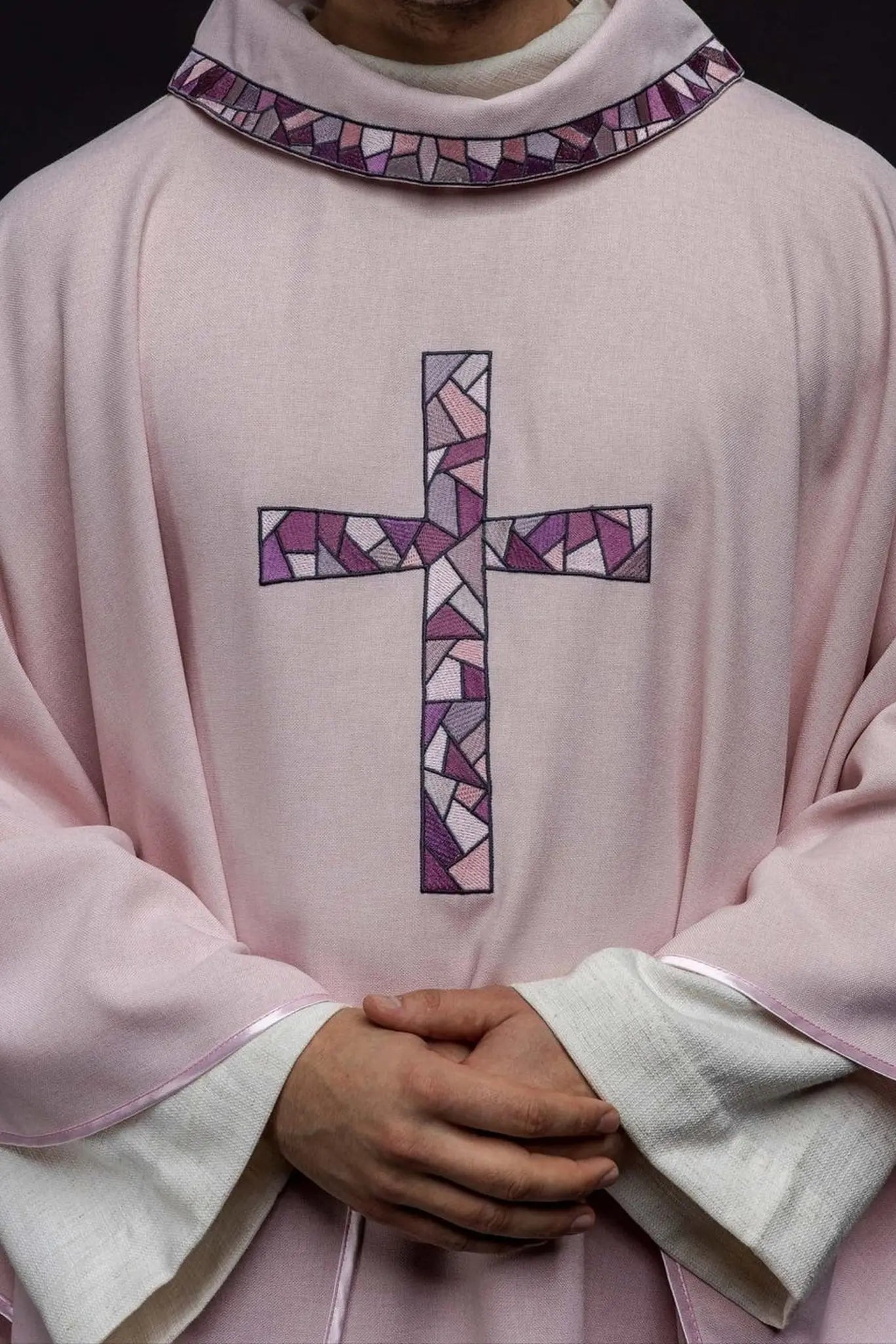 Chasuble brodée de la croix Rose