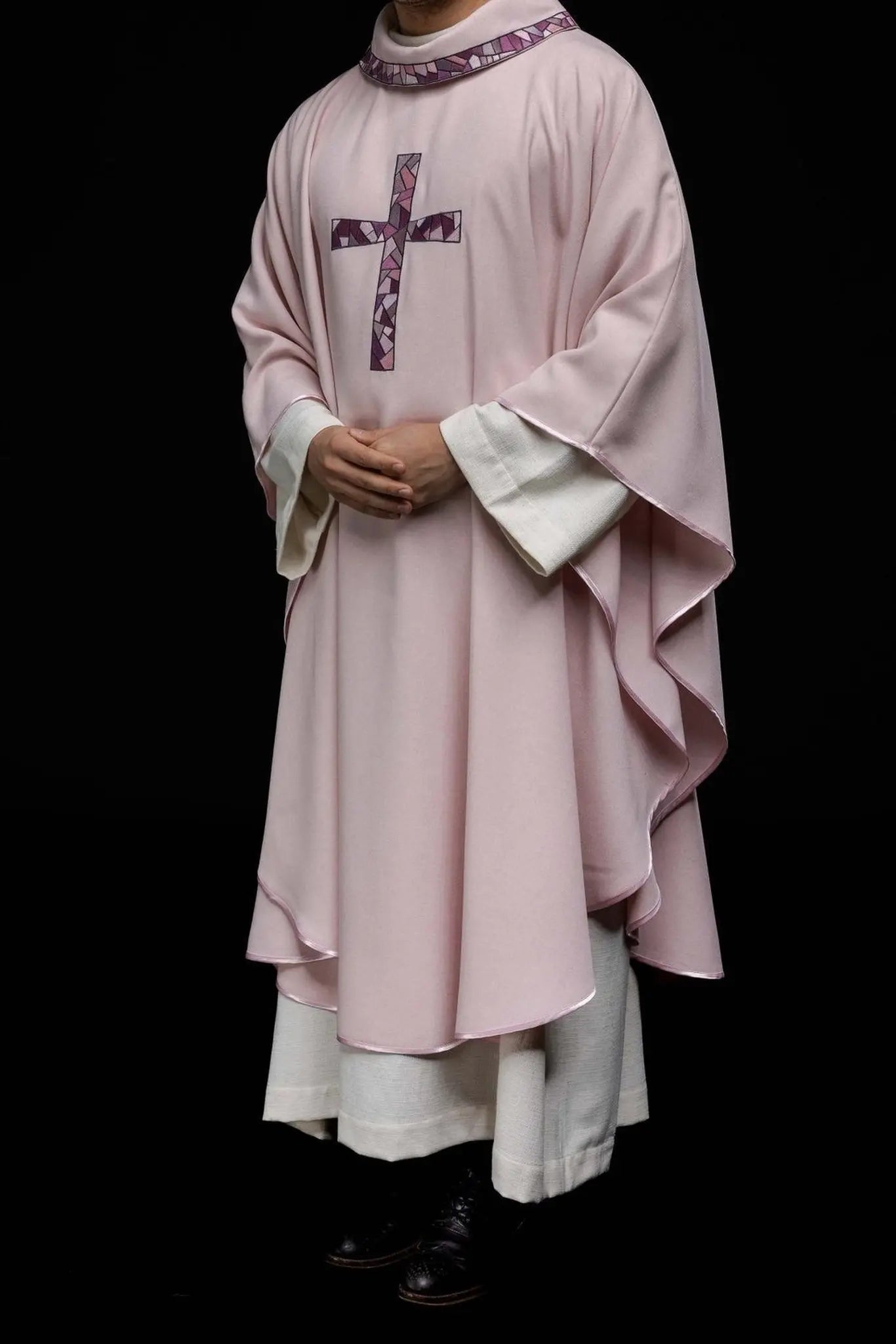 Chasuble brodée de la croix Rose
