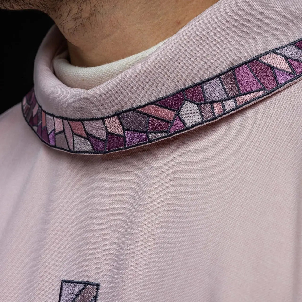 Chasuble brodée de la croix Rose