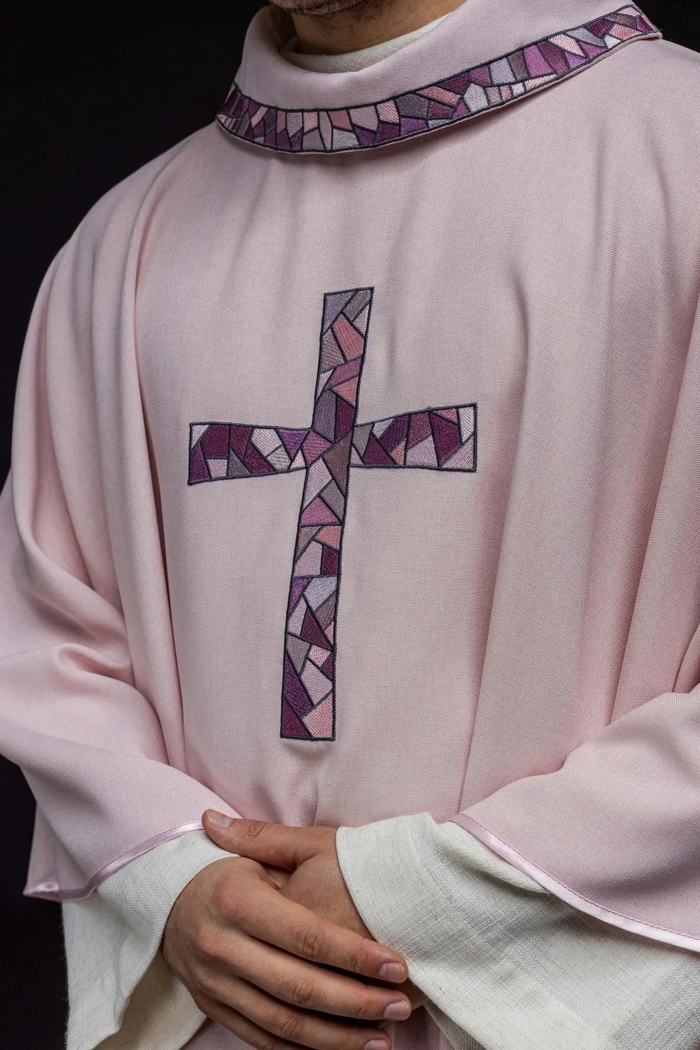 Chasuble brodée de la croix Rose