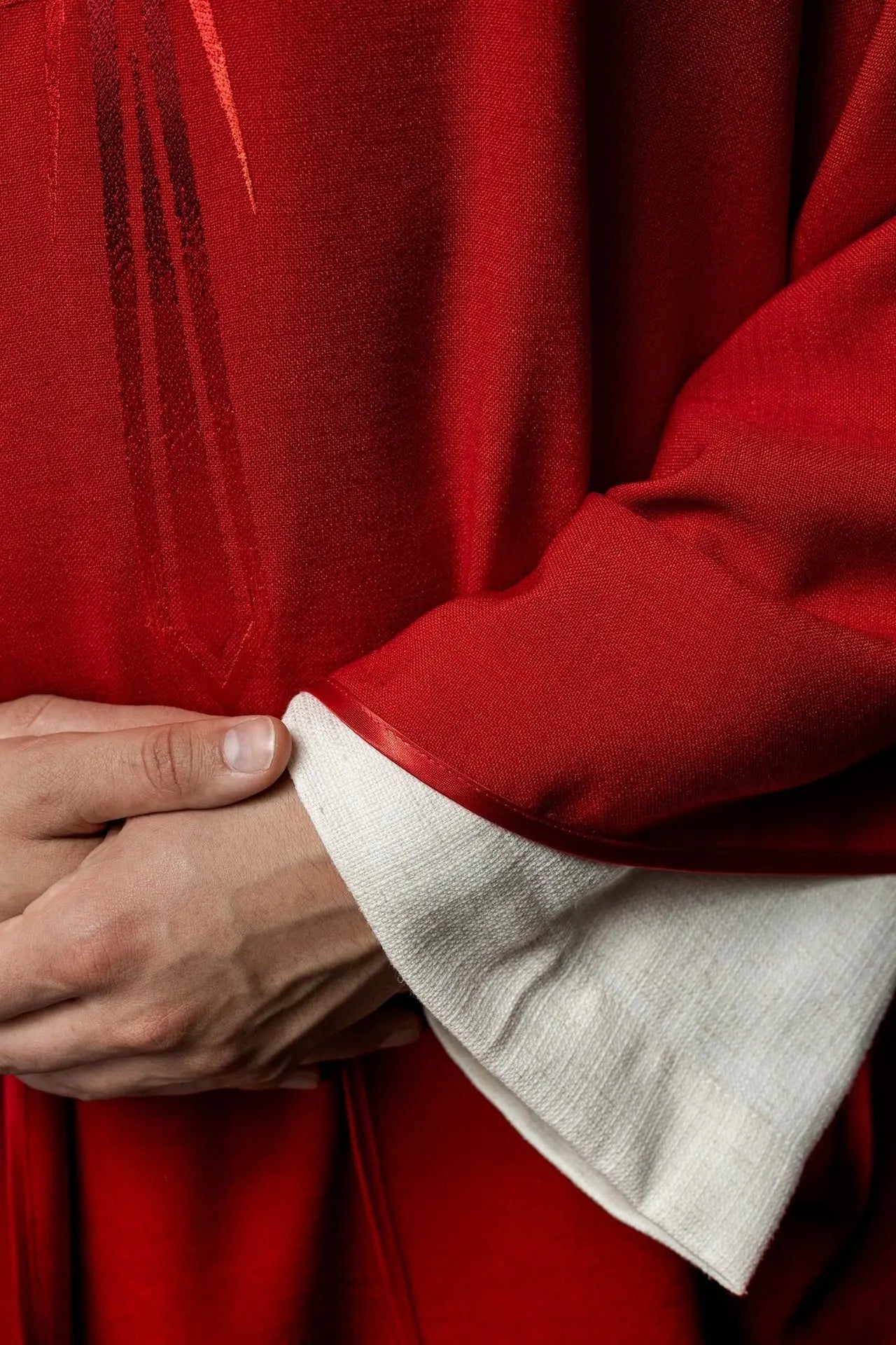Chasuble brodée en rouge