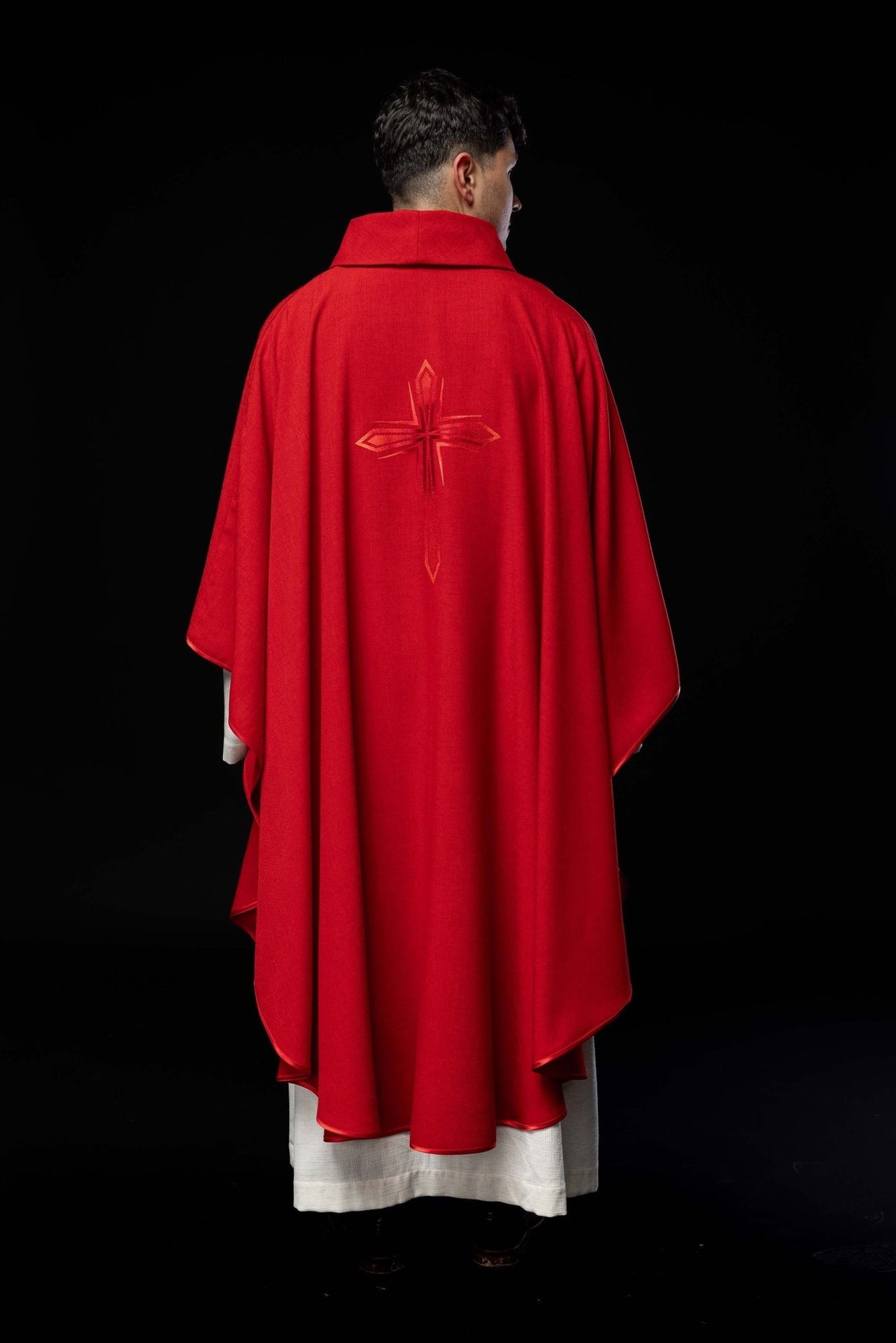 Ornat haftowany w kolorze czerwonym