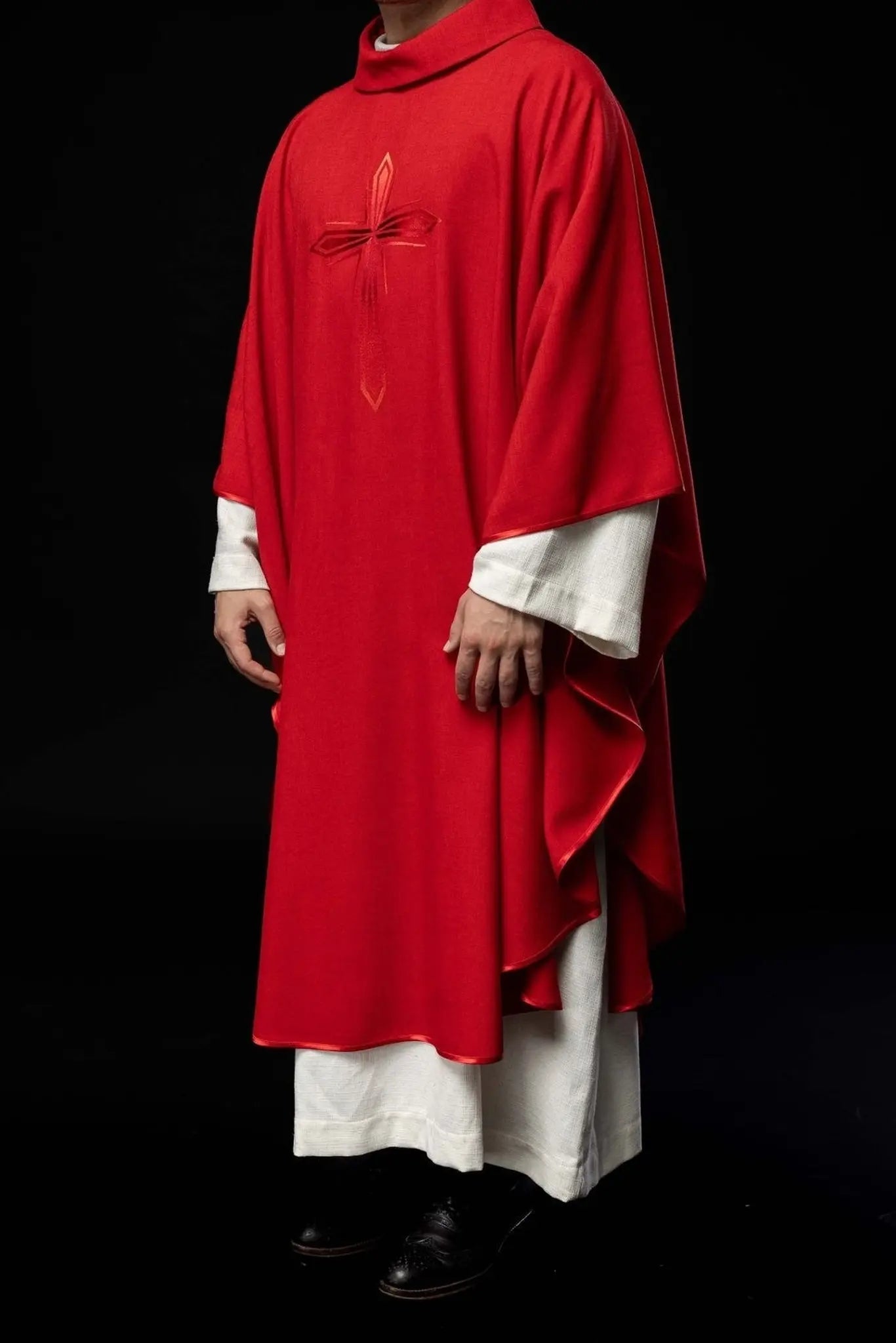 Chasuble brodée en rouge