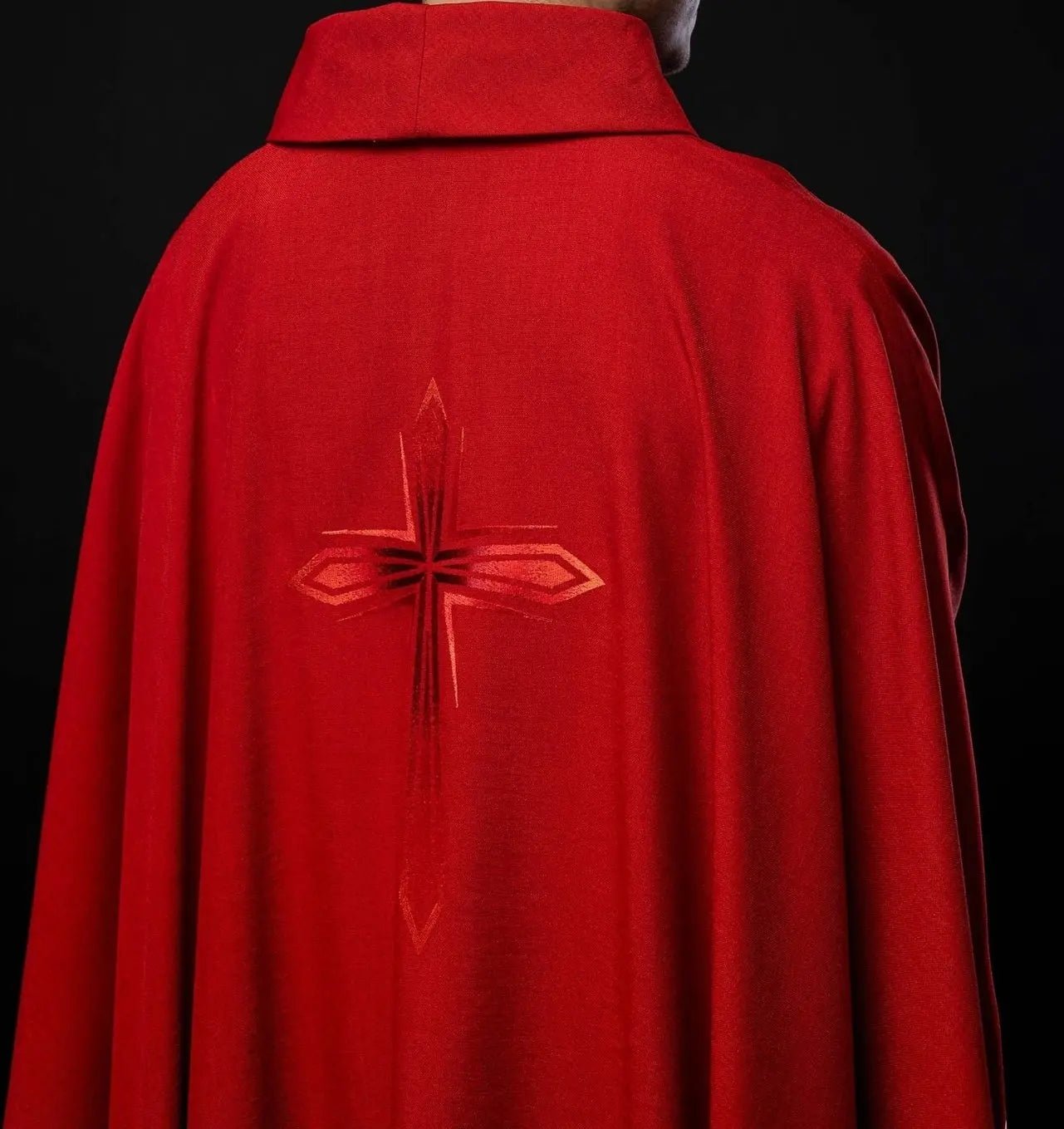 Chasuble brodée en rouge