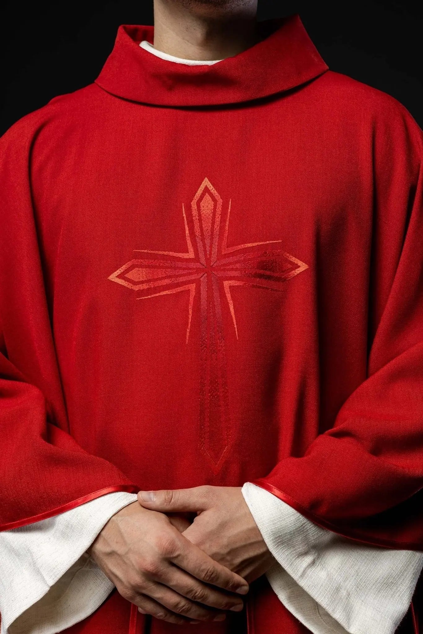 Chasuble brodée en rouge