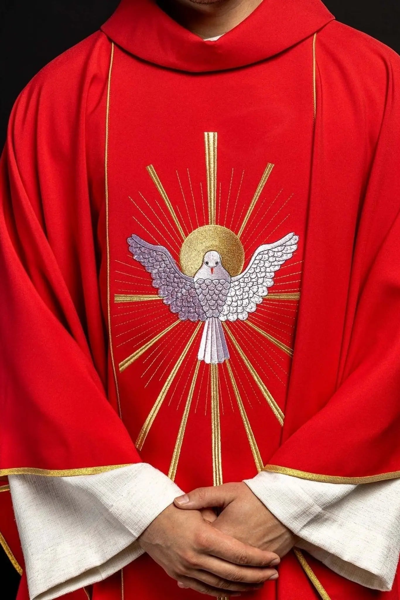 Chasuble brodée avec le Saint-Esprit en rouge