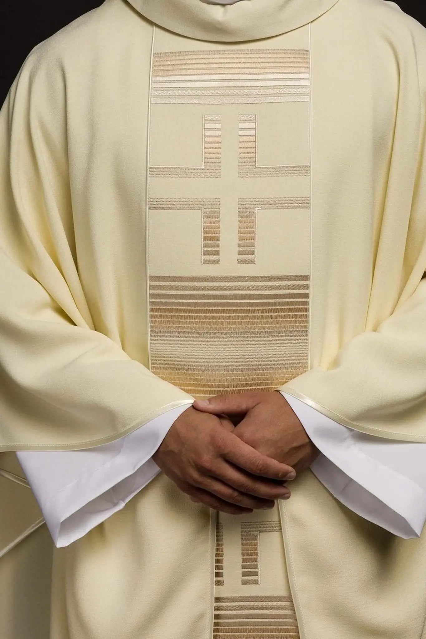 Chasuble brodée avec croix