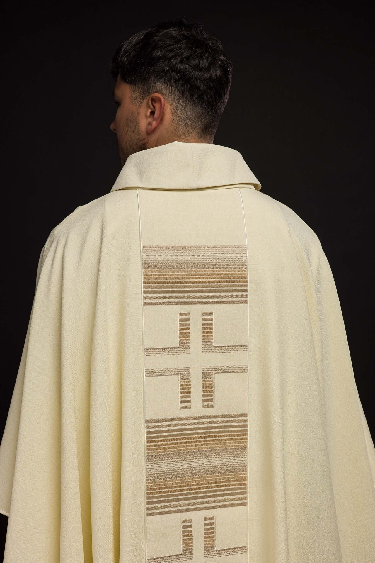 Ornat haftowany z Krzyżami w kolorze ecru