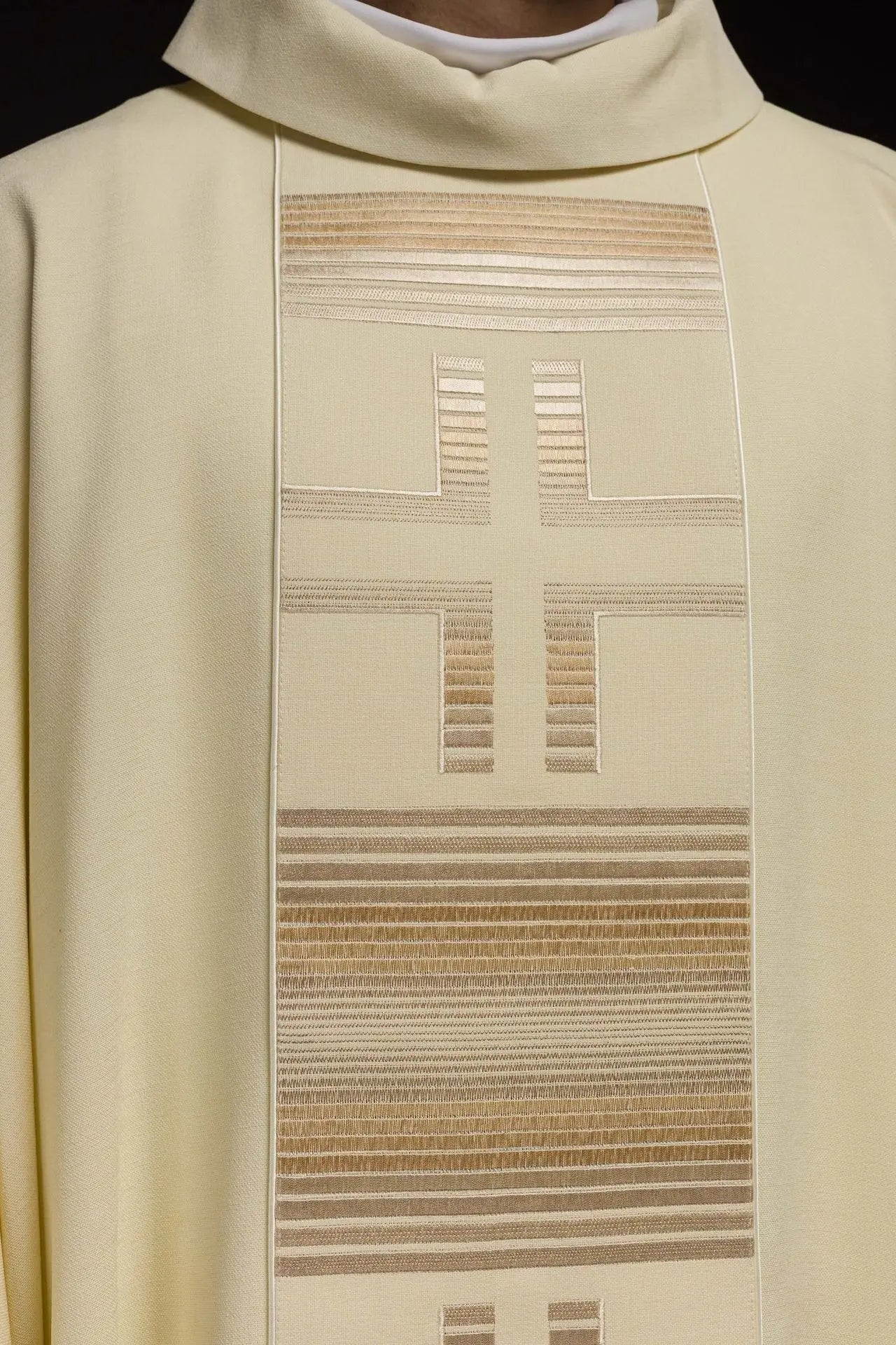 Chasuble brodée avec croix