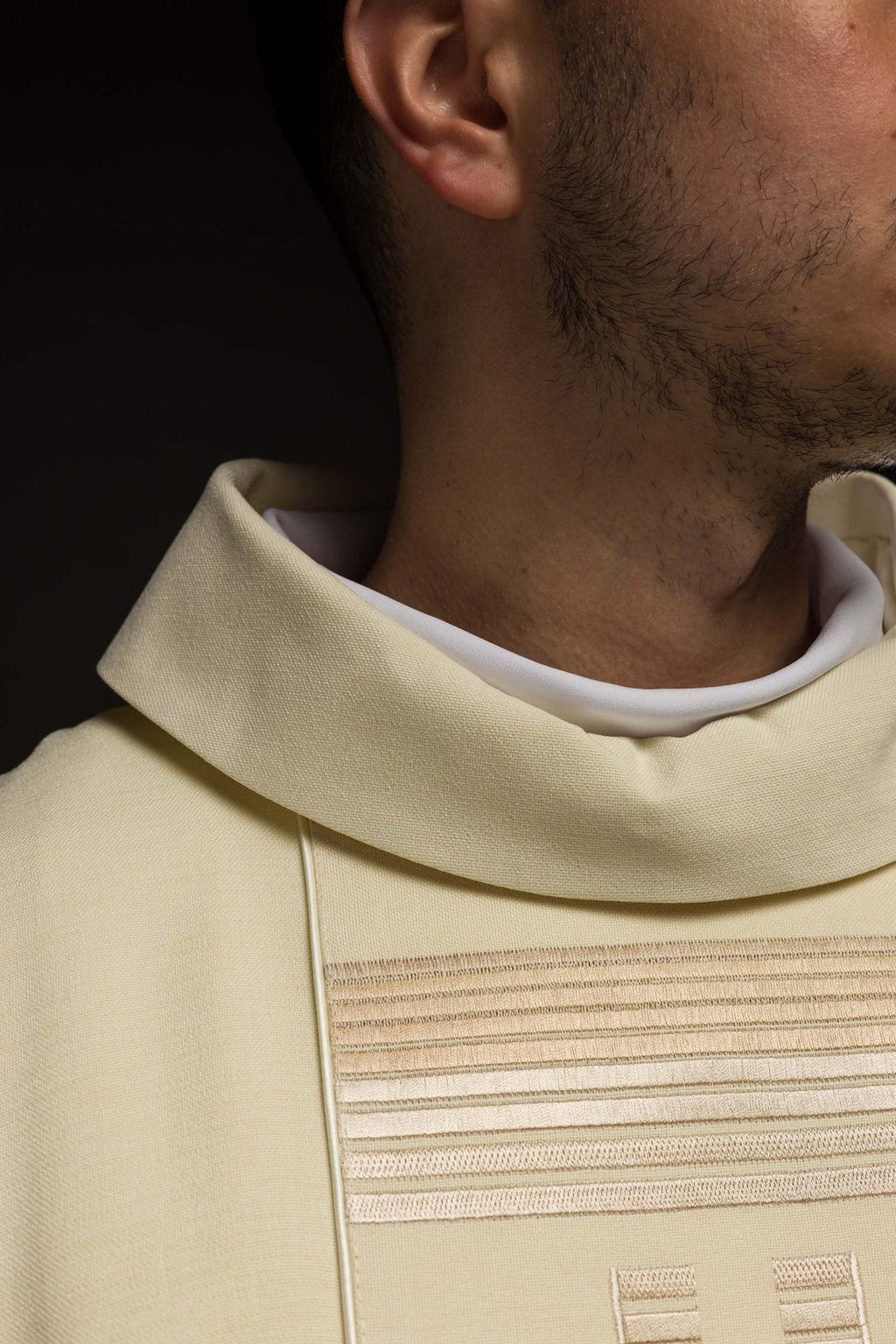 Ornat haftowany z Krzyżami w kolorze ecru