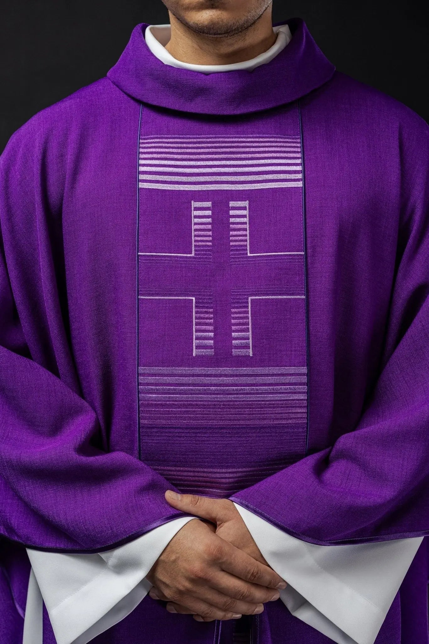 Chasuble brodée avec croix en violet