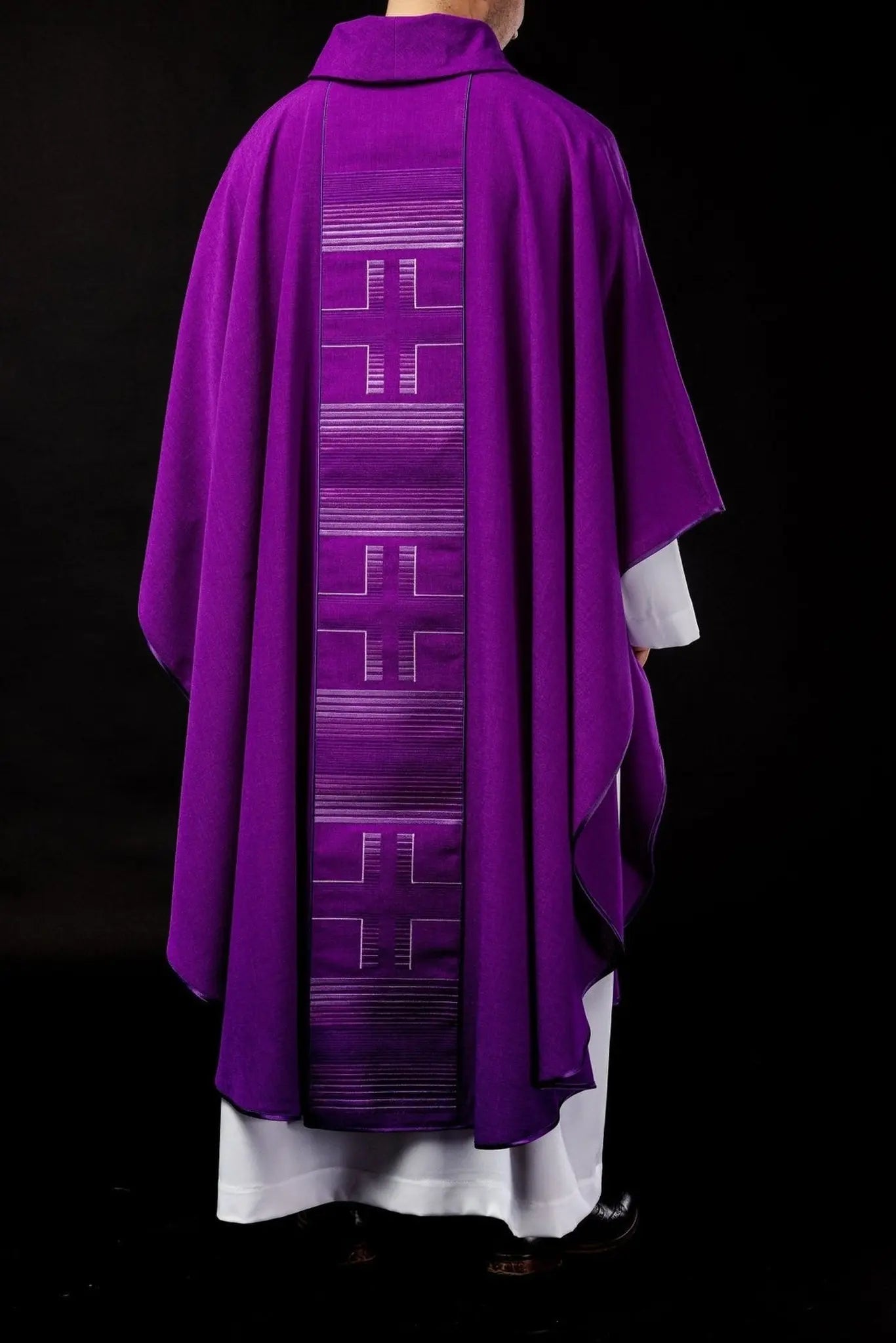 Chasuble brodée avec croix en violet