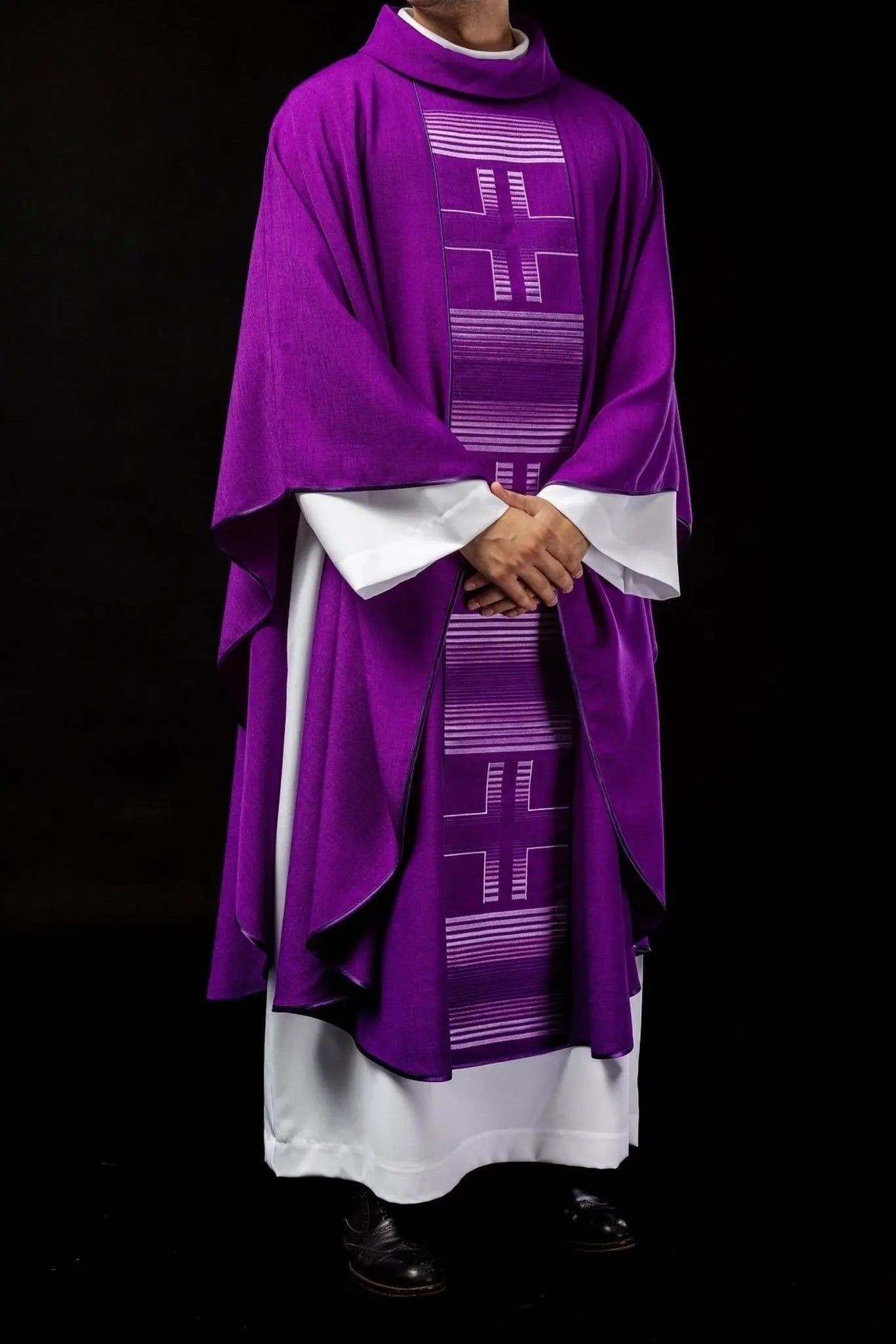 Chasuble brodée avec croix en violet