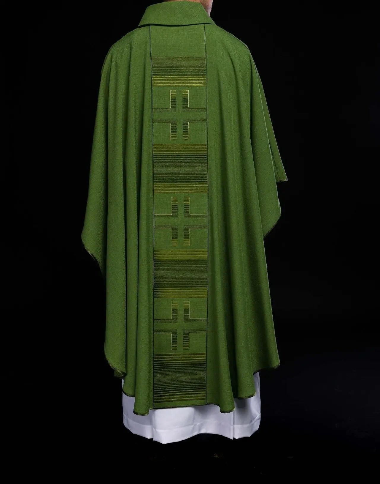 Chasuble brodée avec croix en vert