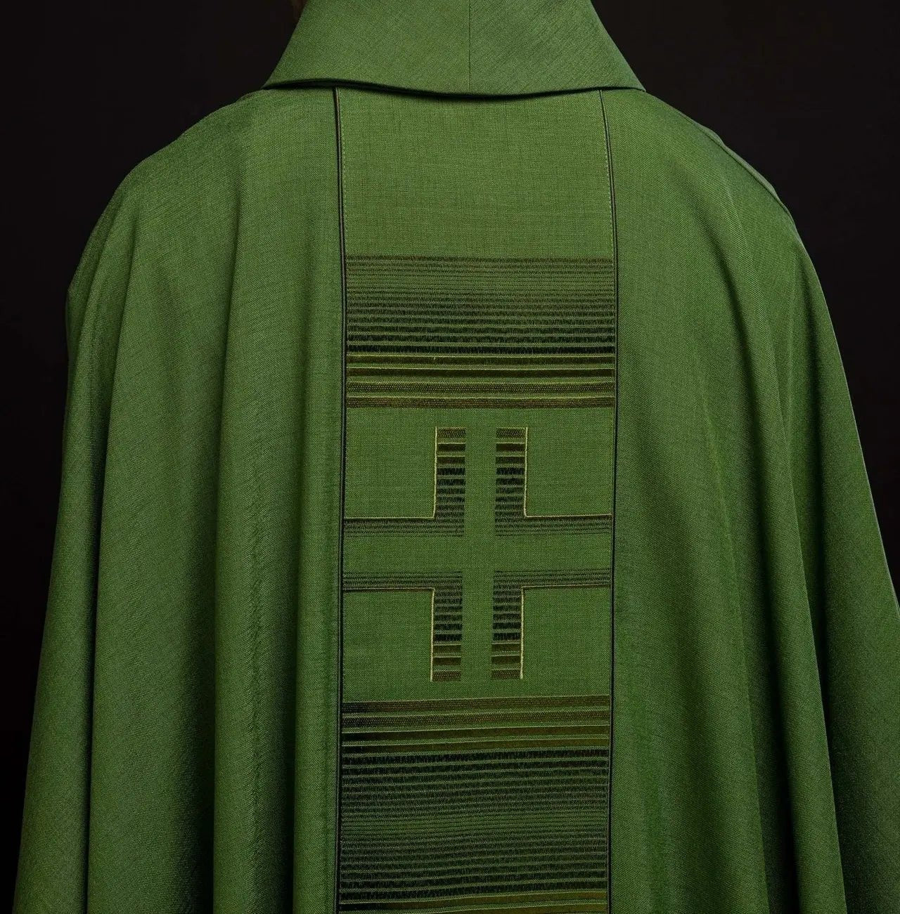 Chasuble brodée avec croix en vert