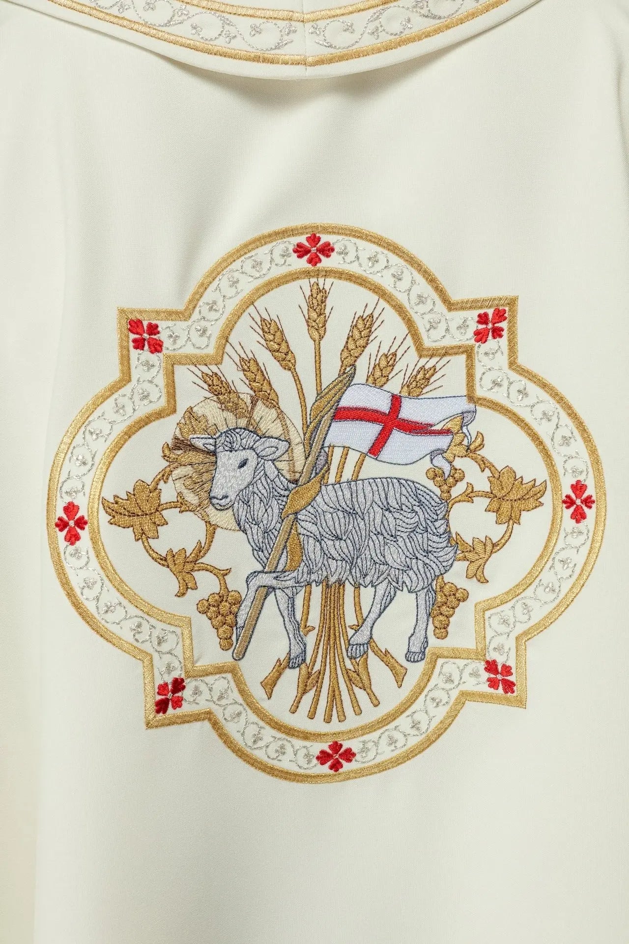 Chasuble brodée avec motif d'agneau en couleur écrue