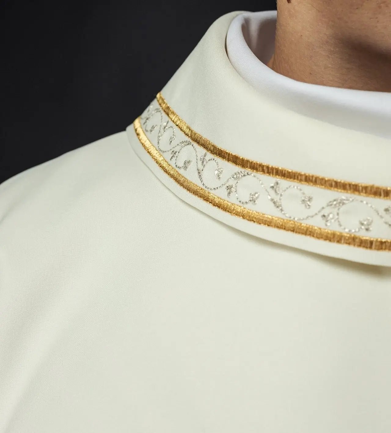 Chasuble brodée avec motif d'agneau en couleur écrue