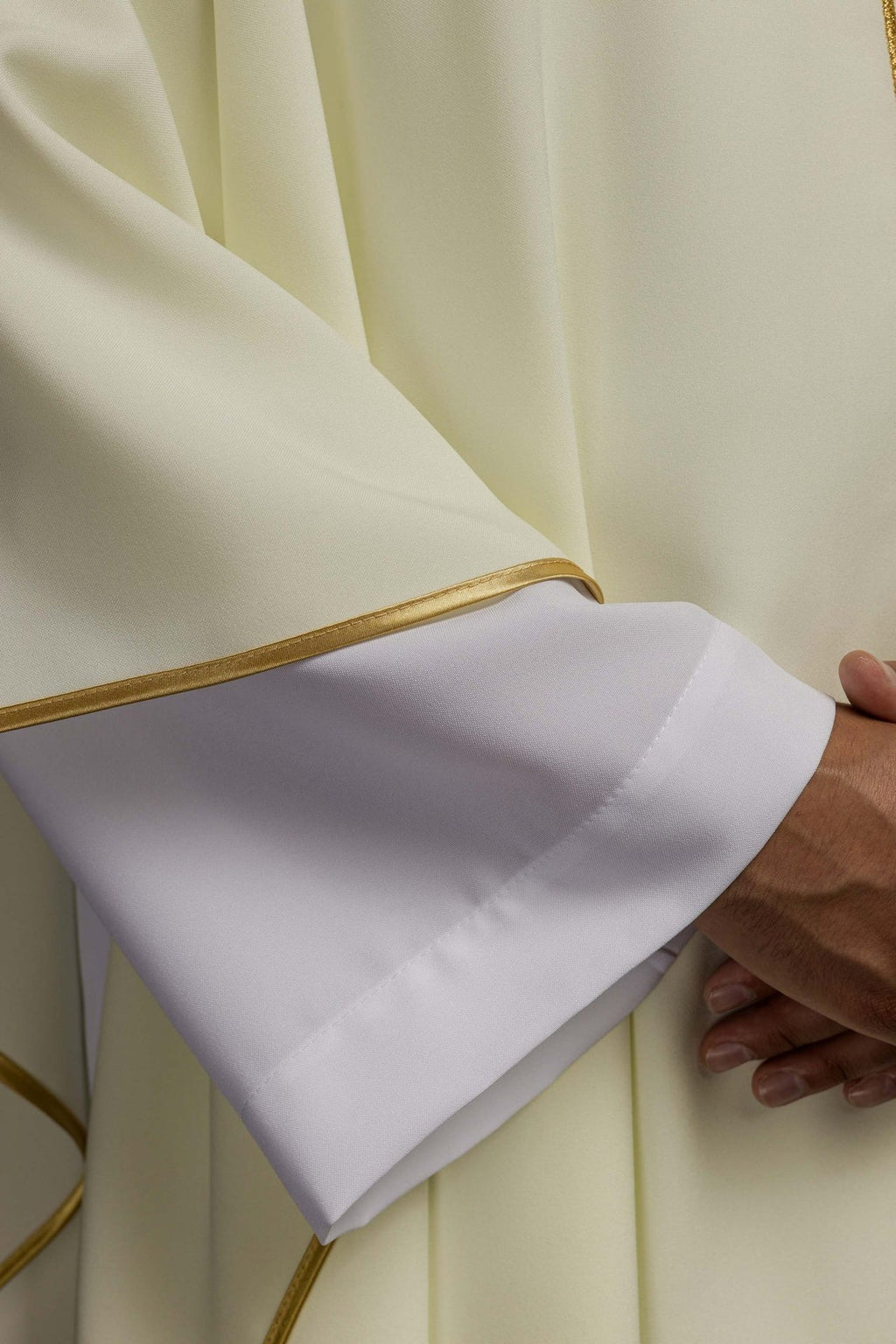 Ornat haftowany z motywem Krzyża w kolorze ecru