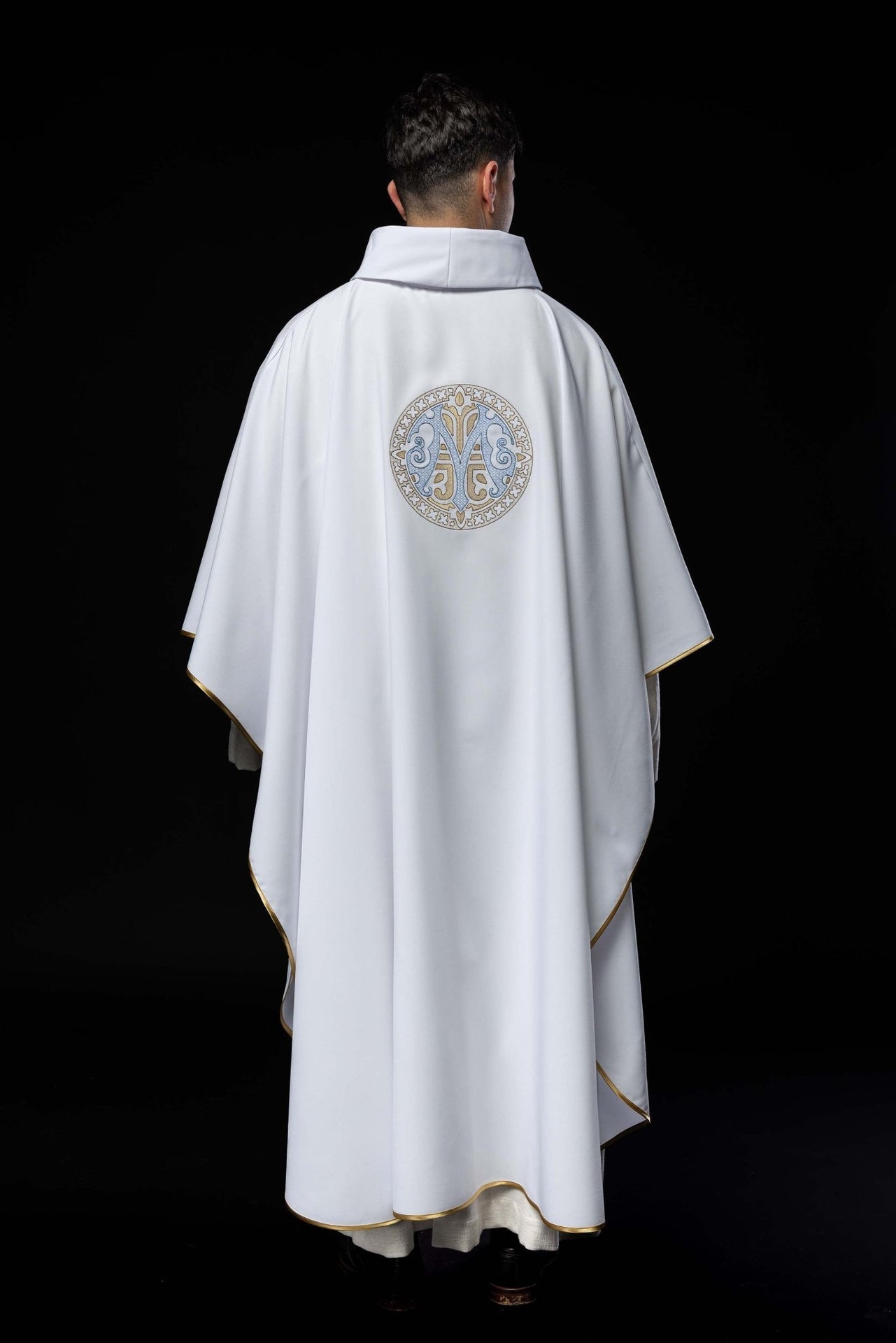 Ornat haftowany z motywem Maryjnym biały