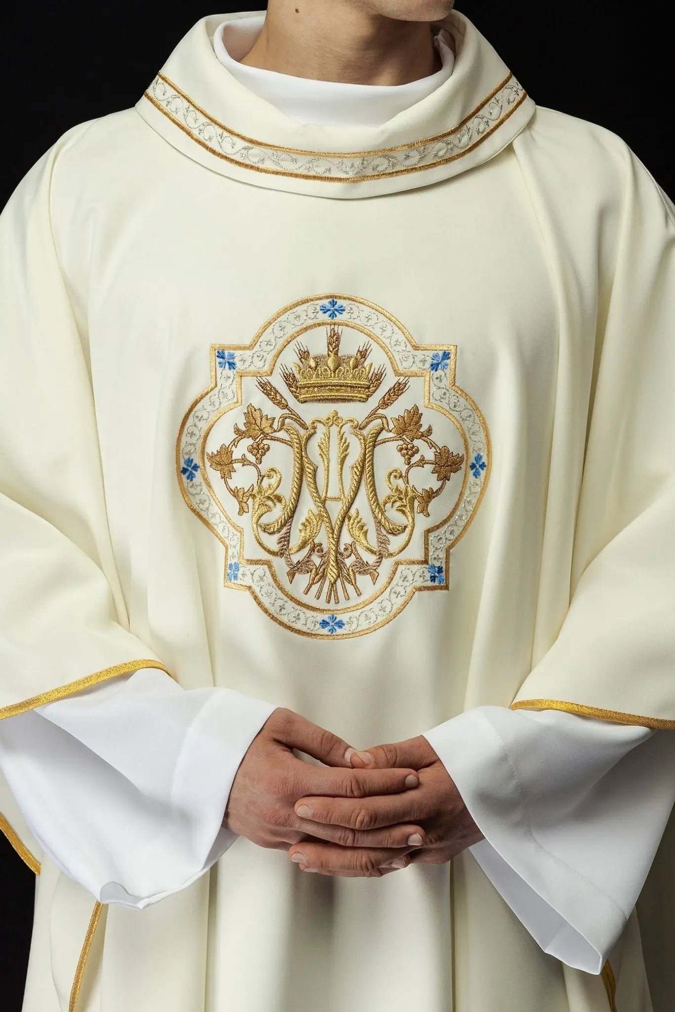 Chasuble brodée avec motif marial écru