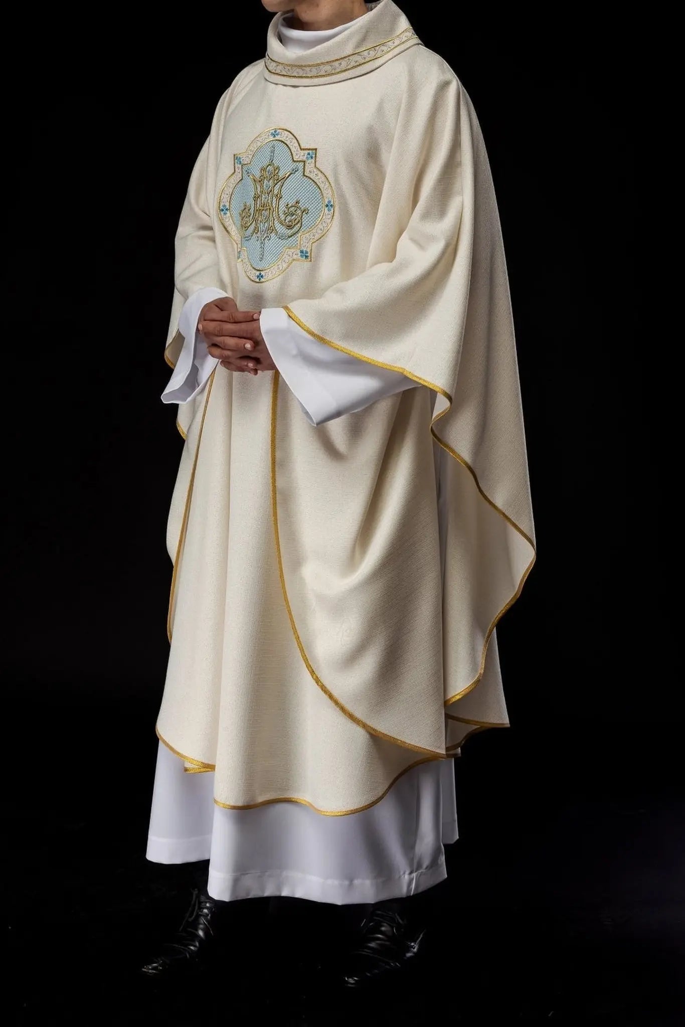 Chasuble brodée avec motif marial écru