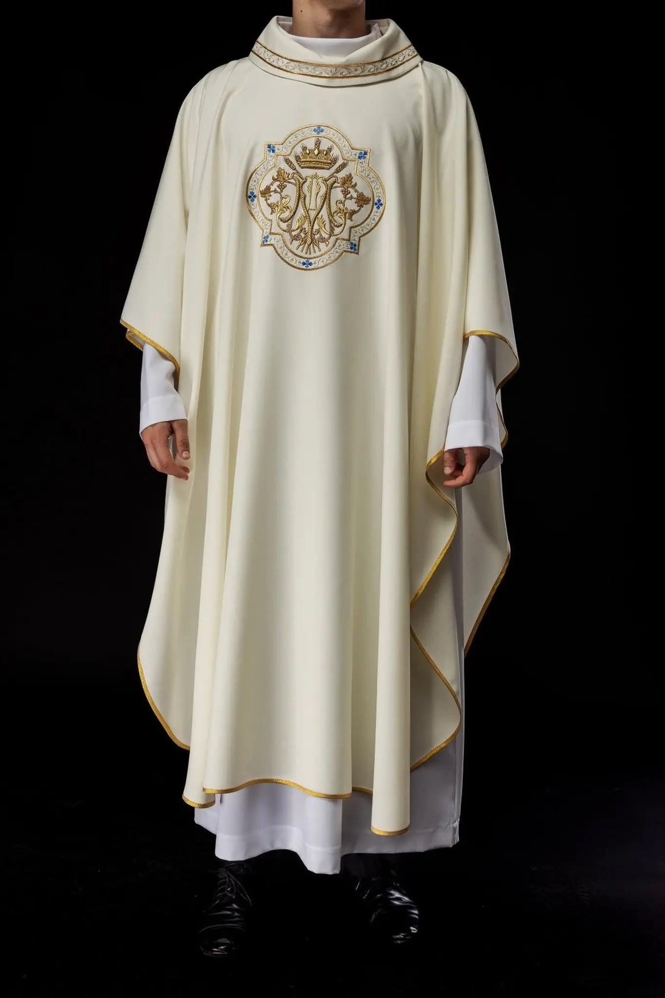 Embroidered chasuble with Marian motif ecru