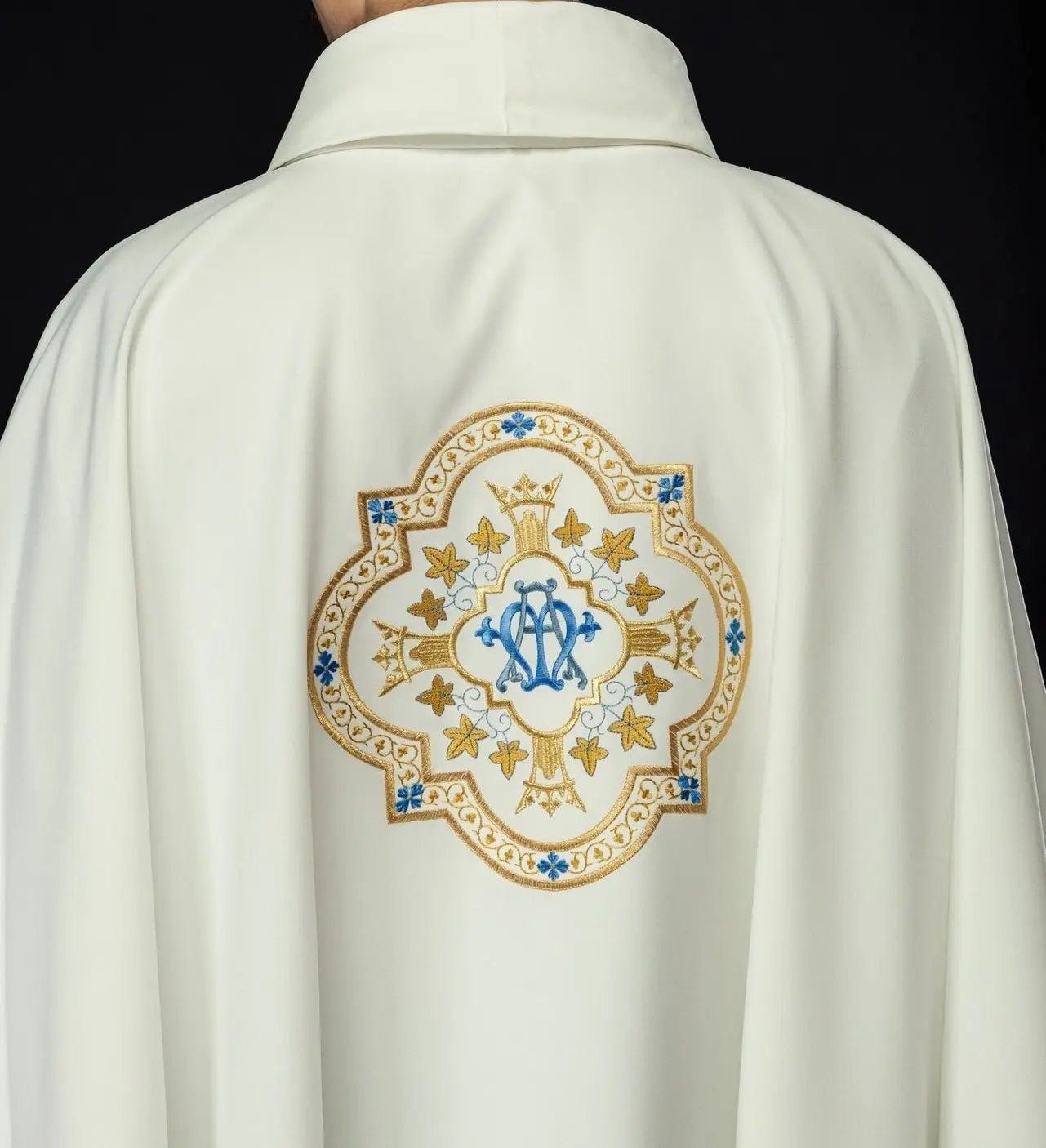 Chasuble brodée avec motif marial écru