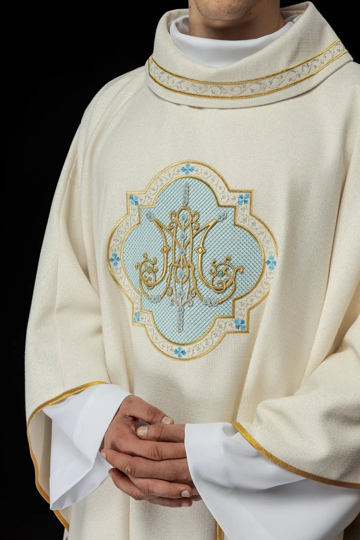 Chasuble brodée avec motif marial écru