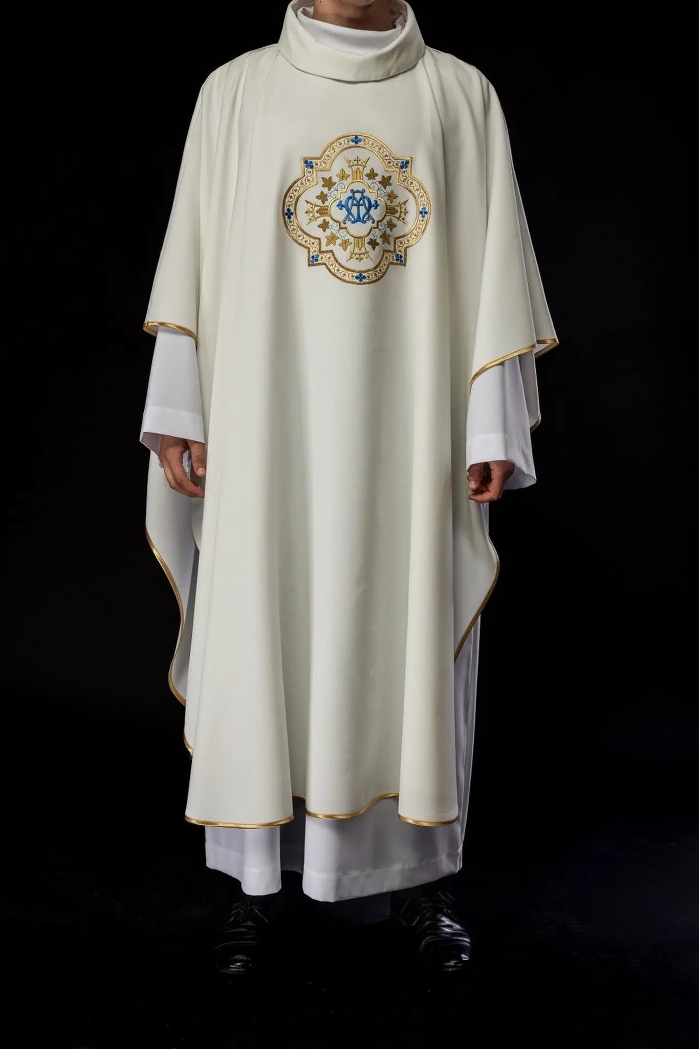 Chasuble brodée avec motif marial écru