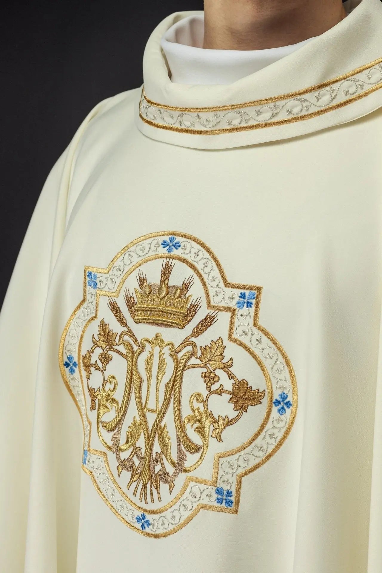 Embroidered chasuble with Marian motif ecru