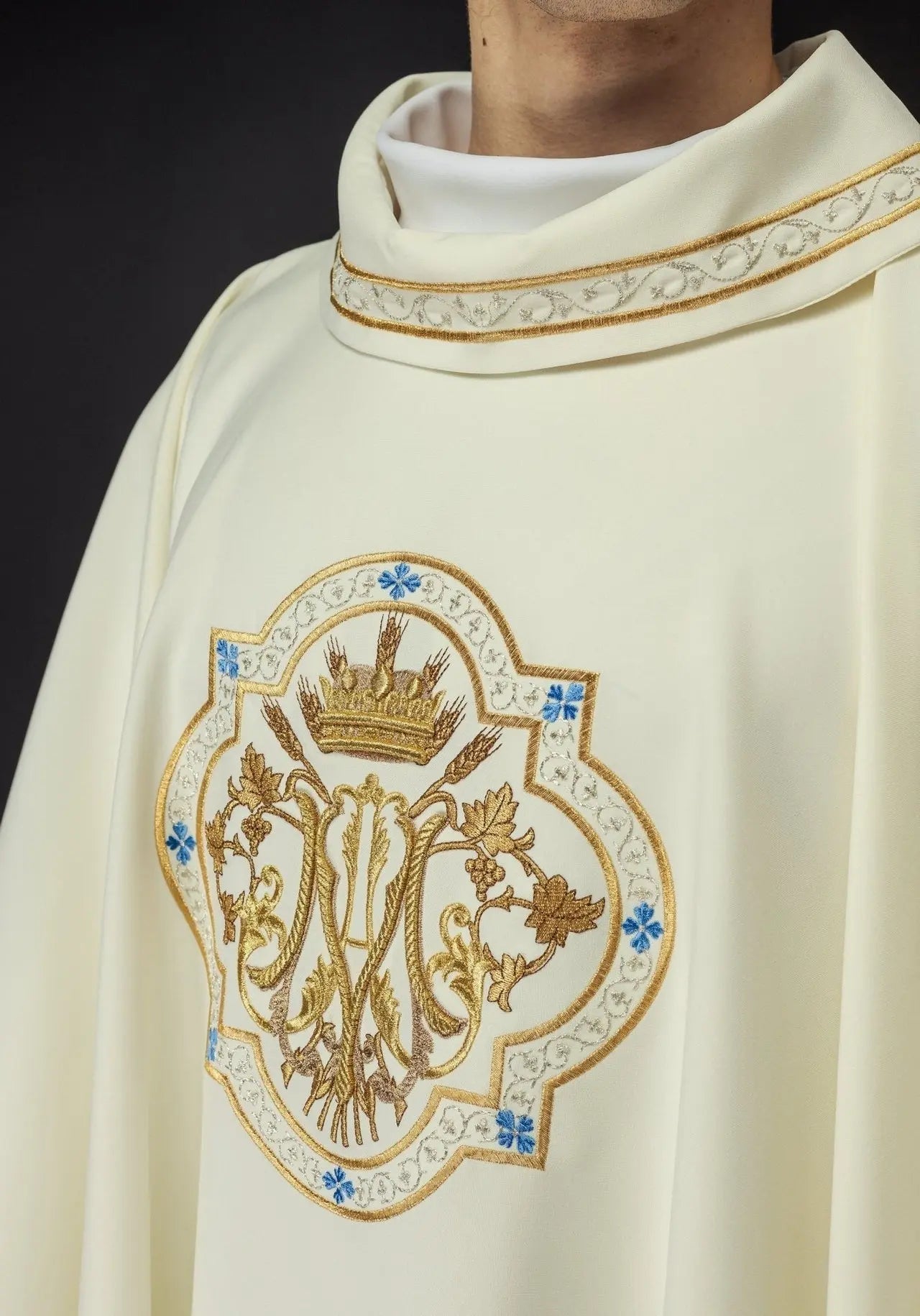 Embroidered chasuble with Marian motif ecru