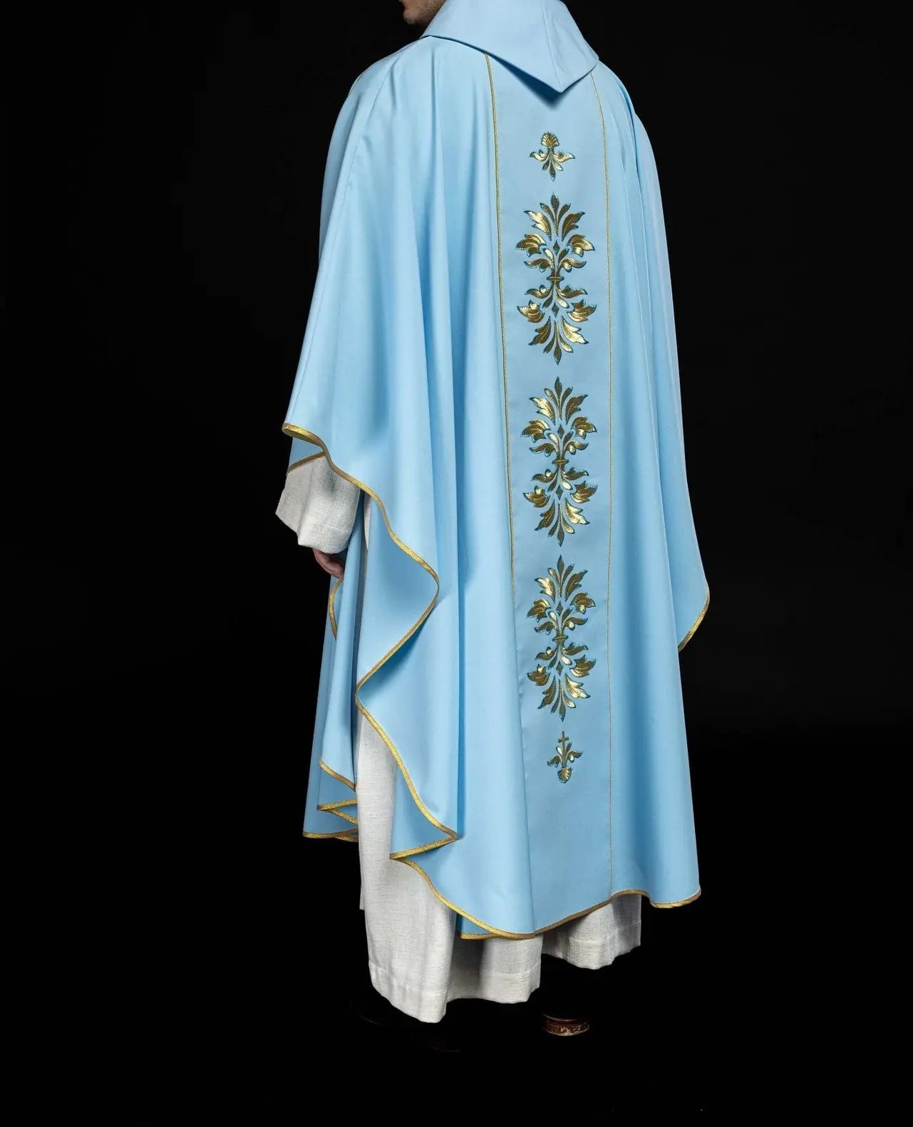 Chasuble brodée avec motif marial bleu