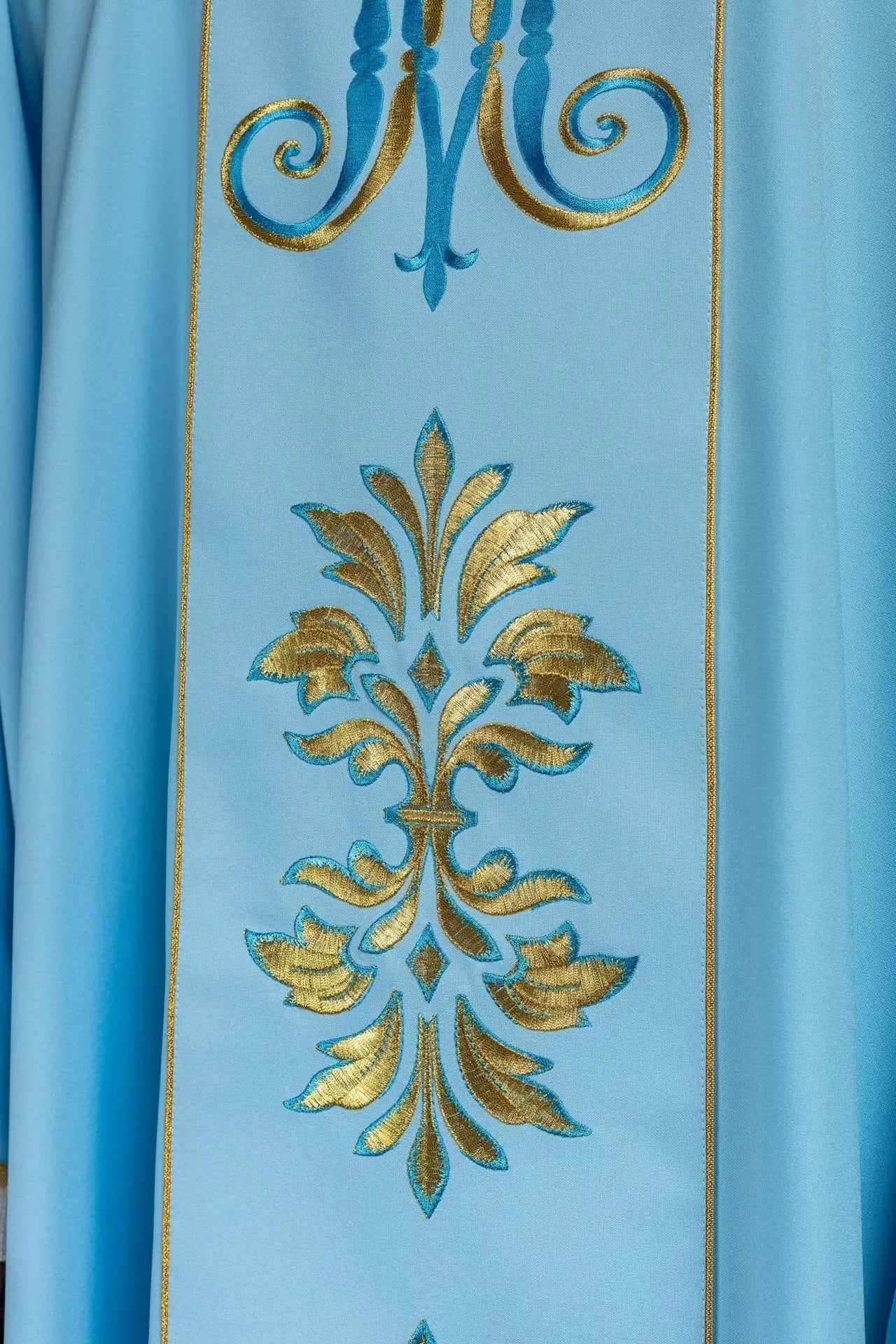 Chasuble brodée avec motif marial bleu