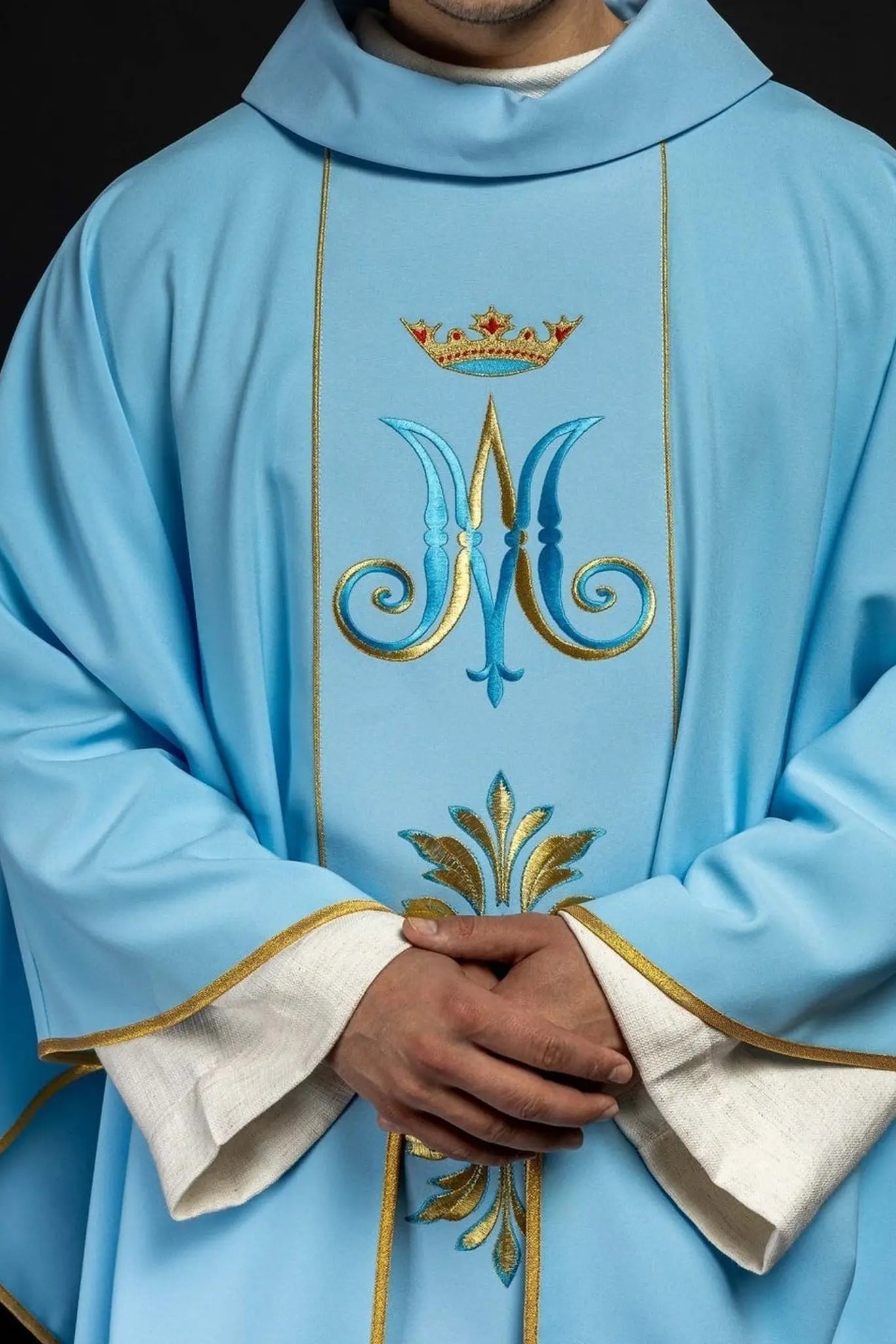 Chasuble brodée avec motif marial bleu