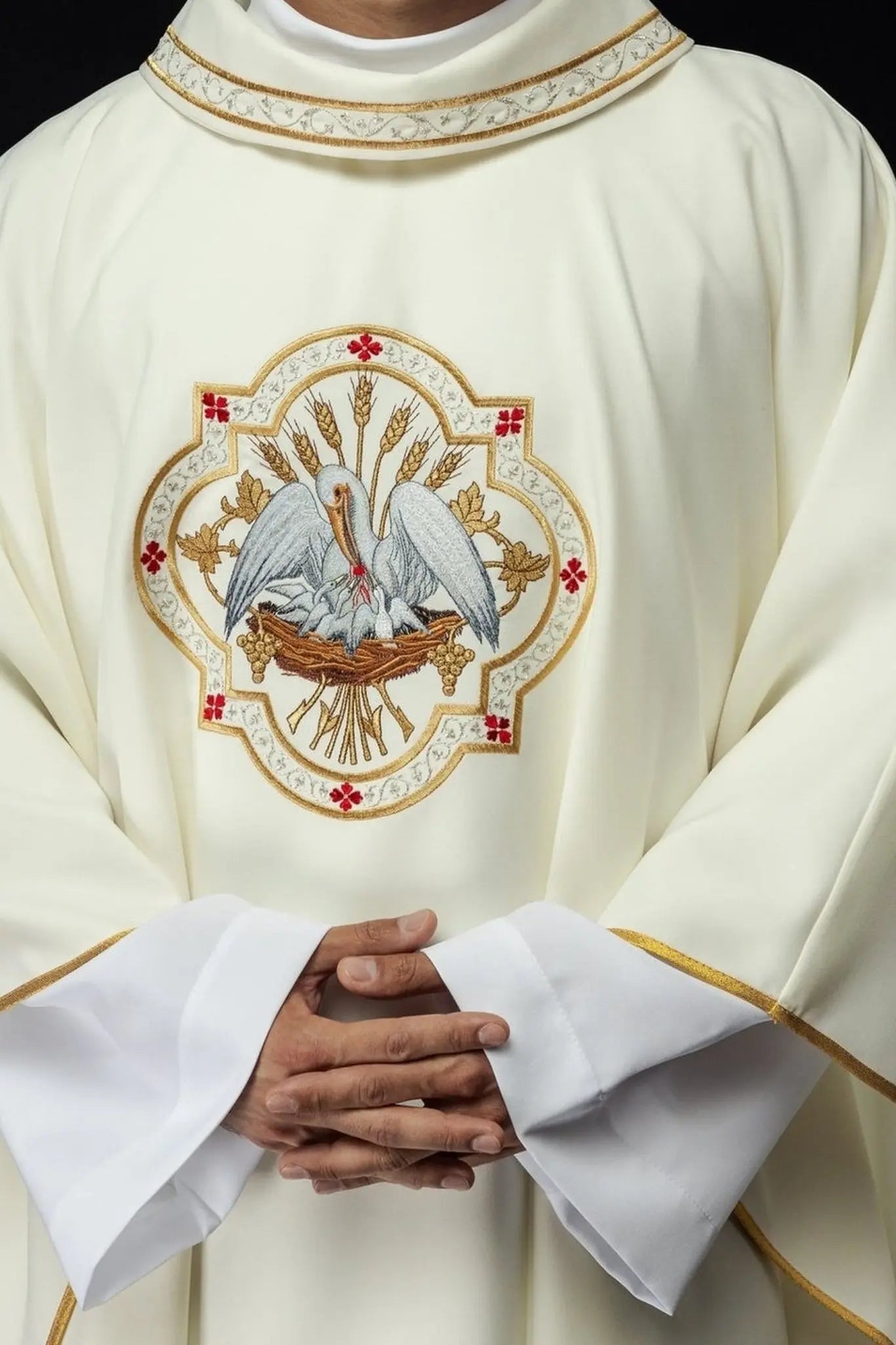 Chasuble brodée avec motif de pélican écru