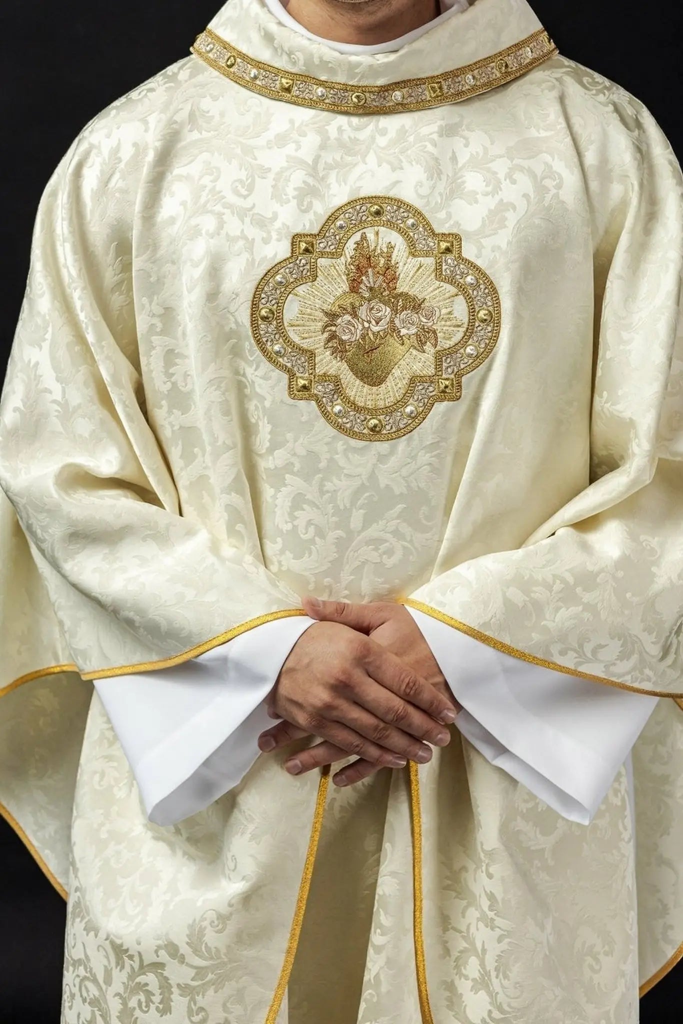 Chasuble brodée avec motif du Cœur de Marie sur tissu jacquard