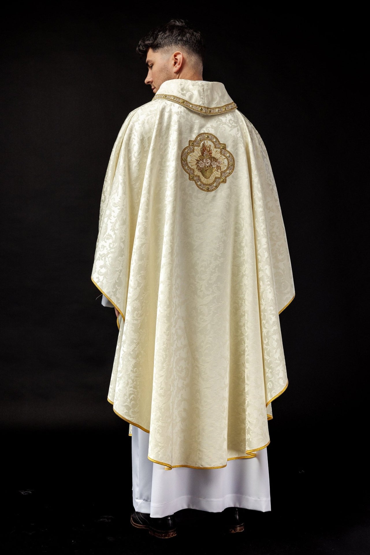 Ornat haftowany z motywem Serca Maryi na żakardzie