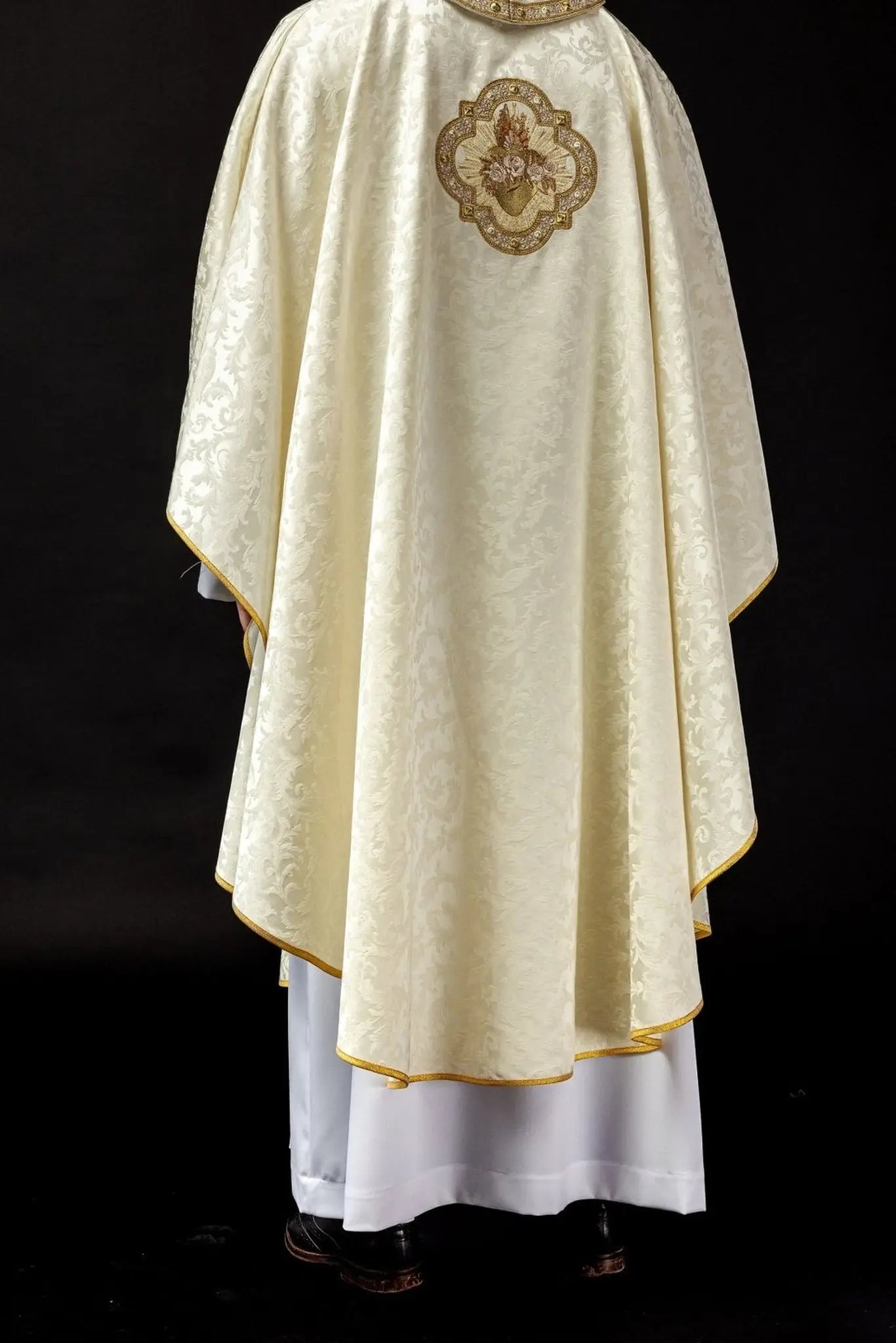Chasuble brodée avec motif du Cœur de Marie sur tissu jacquard