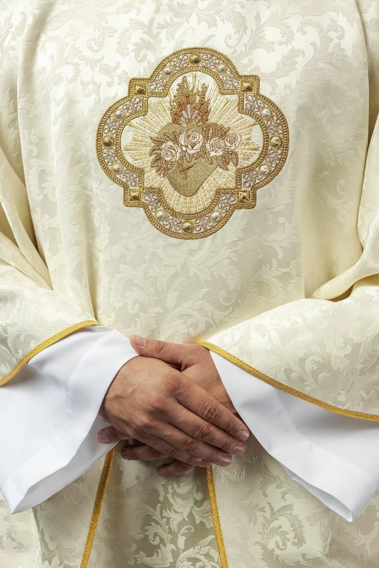 Chasuble brodée avec motif du Cœur de Marie sur tissu jacquard