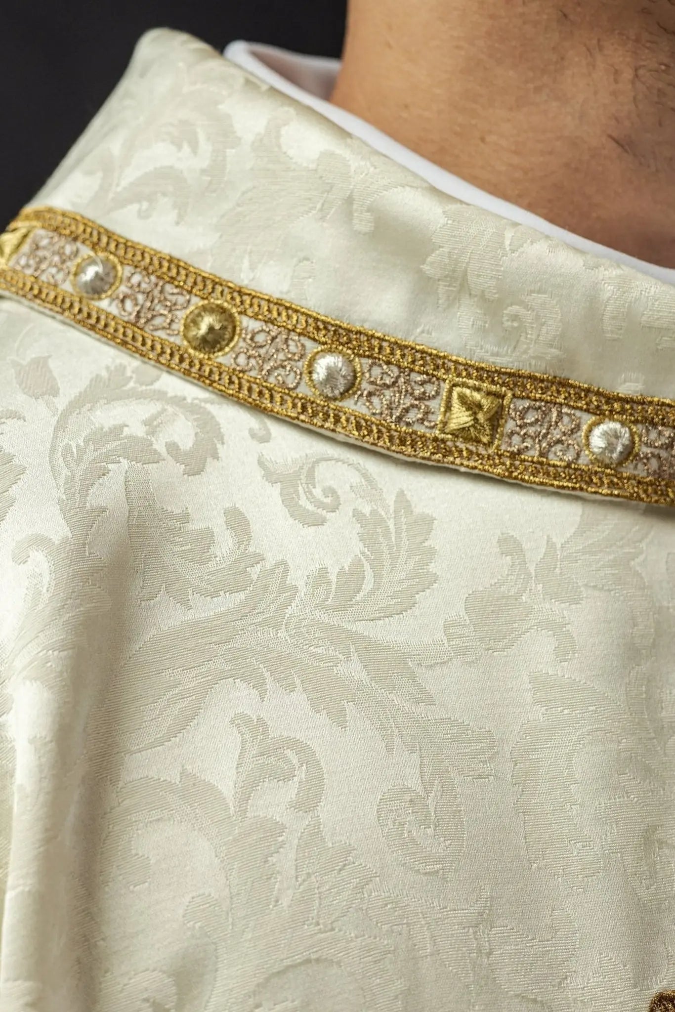 Chasuble brodée avec motif du Cœur de Marie sur tissu jacquard